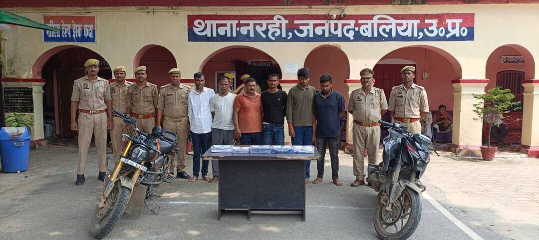 *सर्विलांस/स्वाट टीम बलिया व थाना नरही जनपद बलिया की संयुक्त पुलिस टीम द्वारा लूट का सफल अनावरण करते हुए 06 नफर अभियुक्त को किया गया गिरफ्तार, अभियुक्तों के कब्जे 08 अदद मोबाइल, 02 अदद मोटरसाइकिल, 02 सेट पायल सफेद धातु, 02 अदद नाक कील पीली धातु, 01 अदद तमंचा 02 अदद कारतूस 0.315 बोर, 02 अदद अवैध चाकू सहित कुल 86400/- रुपया किया गया बरामद।*
*श्रीमान् पुलिस अधीक्षक महोदय बलिया श्री ओमवीर सिंह* के कुशल निर्देशन में अपराध एवं अपराधियों के विरुद्ध चलाये जा रहे अभियान के क्रम में श्रीमान् अपर पुलिस अधीक्षक महोदय (दक्षिणी) श्री संजय वर्मा के निकट पर्यवेक्षण में व श्रीमान् क्षेत्राधिकारी सदर श्री अक्षय कुमार के कुशल नेतृत्व में थाना नरही पुलिस टीम को मिली सफलता ।
*घटना का संक्षिप्त विवरण*
उल्लेखनीय है कि दिनांक 15.08.2026 को थाना क्षेत्र नरही के भरौली से गाजीपुर जाने वाले रोड पर 01 आभूषण व्यवसायी(सोनार) जो अपनी दुकान बन्द करके अपने लड़के के साथ मोटरसाइकिल से एक बैग में कुछ आभूषण व नगदी लेकर घर जा रहा था कि मुख्य रोड पर ही दो बाइकों पर सवार अज्ञात व्यक्तियों द्वारा उसका बैग लूट लिया गया था । जिस सम्बन्ध में दिनांक 16.08.2026 को वादी से प्राप्त तरहीर के आधार पर थाना नरही पर मु0अ0सं0 143/2026 धारा 309(4), बीएनएस का अभियोग अज्ञात बदमाशों के विरुद्ध पंजीकृत किया गया था ।
*कार्यवाही का विवरण*
इस अभियोग के अनावरण हेतु श्रीमान् पुलिस अधीक्षक महोदय बलिया के निर्देश पर व थाना नरही द्वारा प्राप्त रिपोर्ट के क्रम में सर्विलांस/स्वाट टीम द्वारा घटना स्थल का निरीक्षण करते हुए पीड़ित(सोनार) व उसके बेटे से आवश्यक जानकारी करने के उपरान्त घटना स्थल व दुकान से घर जाने वाले रास्ते में पड़ने वाले सीसीटीवी व डम्प डाटा/वीटीएस डाटा का गहन विश्लेषण करते हुए घटना में शामिल कुल 09 बदमाशों को चिन्हित किया गया था । जिनके विरुद्ध पर्याप्त इलेक्ट्रानिक साक्ष्य मिले।
*गिरफ्तारी व बरामदगी*
इसी क्रम में अपराधियों को ट्रैक करते हुए व गोपनीय सूचना के आधार पर दिनांक 20.08.2026 को समय करीब 21.05 बजे बघौना मोड़ के पास जनपदीय सर्विलांस/ स्वाट टीम व थाना नरही की संयुक्त पुलिस टीम द्वारा गाढा बंदी कर दो मोटर साइकिल पर सवार कुल 04 नफर बदमाशों व इनके बताने के आधार 02 अन्य बदमाशों सहति कुल 06 नफर बदमाशों को अवैध अस्लहा, लूट के आभूषण व नकदी के साथ गिरफ्तार करने में सफलता प्राप्त हुई ।
*पूछताछ विवरण*
गिरफ्तार बदमाशों *1. विकास प्रधान पुत्र अनंत प्रधान निवासी छोटका ढ़कैच थाना कृष्णा ब्रह्म जिला बक्सर उम्र- 26 वर्ष, 2. कृष्णा कुमार उर्फ धनु यादव निवासी बरही थाना उदवंत नगर जिला भोजपुर उम्र- 19 वर्ष, 3. अमन महतो उर्फ राम लखन पुत्र छात्रधारी निवासी बरही थाना उदवंत नगर जिला भोजपुर उम्र 19 वर्ष, 4. राजू चौरसिय पुत्र शिवपूजन निवासी बडी बाग चुंगी काशीराम आवाश थाना कोतवाली गाजीपुर 40 वर्ष, 5. मदन कुमार वर्मा पुत्र सरजू वर्मा निवासी बड़का दियर थाना कृष्णाबम्ह जिला बक्सर उम्र करीब 42 वर्ष, 6. विशाल चौधरी पुत्र स्व0 गोपाल पासवान निवासी नागतारा अंधक थाना कोतवाली जिला गाजीपुर उम्र करीब 45 वर्ष* से पूछताछ करने पर इन सबके द्वारा बताया गया कि दिनांक 15.08.2026 को भरौली के पास एक सोनार से हमलोग लूट किये थे उस घटना में हम 06 व्यक्ति के अलावा 03 व्यक्ति और शामिल थे ।इनके द्वारा बताया गया कि घटना में बैग को दो मोटर साइकिल से 04 बदमाशों विकास प्रधान, राजू चौरसिया, कृष्ण कुमार उर्फ धन्नू यादव, अमन महतो उर्फ रामलखन द्वारा छीना गया था शेष 04 बदमाशों मदन कुमार वर्मा, विशाल चौधरी, रोहित यादव, व प्रेम कुमार द्वारा मुखबिरी किया था तथा 01 व्यक्ति लड्डू वर्मा उर्फ चन्द्र प्रकाश जो आभूषण व्यवसायी है उसके द्वारा घटना करायी गयी है तथा उसी के द्वारा सभी रास्ते व दुकान दिखाया गया था । इनके द्वारा यह भी बताया गया कि घटना को करने से पूर्व दिनांक 13.08.2026 को दुकान व रास्तों हम सभी लोग आकर देख लिये थे । गिरफ्तारी/बरामदगी व इलेक्ट्रानिक साक्ष्य के आधार अभियोग उपरोक्त में धारा 61(2) क, 317(2) BNS की बढोत्तरी की गयी । इनके बयानों की पुष्टि इलेक्ट्रानिक साक्ष्य से हो रही है । अन्य 03 नफर बदमाशों की गिरफ्तार हेतु सार्थक प्रयास जारी है ।
*सम्बन्धित अभियोग*
1. 143/2026 धारा 309(4), 61(2) क, 317(2) BNS थाना नरही जनपद बलिया।
*बरामदगी का विवरण*
1. 02 अदद मोटर साइकिल
2. 07 अदद मोबाइल अभियुक्तों का,
3. 01 अदद घटना में प्रयुक्त मोबाइल मय सिम के
4. 01 अदद तमंचा व 02 अदद कारतूस .315 बोर नाजायज जिन्दा चालू हालत
5. 86400/- रुपया नगद
6. 02 अदद चाकू
7. 02 सेट पायल सफेद धातु (K.P. ज्वेलर्स का)
8. 02 अदद नाक की कील पीली धातु
*गिरफ्तार अभियुक्तगण का नाम व पता*
1. विकास प्रधान पुत्र अनंत प्रधान निवासी छोटका ढ़कैच थाना कृष्णा ब्रह्म जिला बक्सर उम्र- 26 वर्ष
2. कृष्णा कुमार उर्फ धनु यादव निवासी बरही थाना उदवंत नगर जिला भोजपुर उम्र- 19 वर्ष
3. अमन महतो उर्फ राम लखन पुत्र छात्रधारी निवासी बरही थाना उदवंत नगर जिला भोजपुर उम्र 19 वर्ष
4. राजू चौरसिय पुत्र शिवपूजन निवासी बडी बाग चुंगी काशीराम आवाश थाना कोतवाली गाजीपुर 40 वर्ष
5. मदन कुमार वर्मा पुत्र सरजू वर्मा निवासी बड़का दियर थाना कृष्णाबम्ह जिला बक्सर उम्र करीब 42 वर्ष
6. विशाल चौधरी पुत्र स्व0 गोपाल पासवान निवासी नागतारा अंधक थाना कोतवाली जिला गाजीपुर उम्र करीब 45 वर्ष
*फरार/वांछित अभियुक्तगण का नाम व पता*
1. लड्डू सेठ उर्फ चंद्र प्रकाश वर्मा पुत्र रामेश्वर वर्मा नि वार्ड 13 पी पी रोड बंगला घाट थाना टाउन बक्सर बिहार उम्र 40 वर्ष
2.प्रेम यादव नि साहब टोला बिहिया थाना बिहिया भोजपुर आरा बिहार 19 वर्ष
3.दीपू यादव उर्फ रोहित कुमार पुत्र हरिद्वार नि वार्ड न 8 पंचवटी नगर बिहिया थाना बिहिया भोजपुर आरा उम्र 25 वर्ष
*अभियुक्त राजू चौरसिया का अपराधिक इतिहास*
1. मु0अ0सं0 14/2006 धारा 307, 399, 402, 412 भादवि0 थाना सारनाथ जनपद वाराणसी
2. मु0अ0सं0 17/2006, मु0अ0सं0 25/2006 थाना सारनाथ जनपद वाराणसी,
3. मु0अ0सं0 10/2019 धारा 392, 411 भादवि0 जी0आर0पी0 गाज़ीपुर
*अभियुक्त मदन कुमार वर्मा द्वारा बिहार प्रान्त बैक लूट सहित कई लूट के अपराध है तथा अभियुक्तगण विकास प्रधान, कृष्ण कुमार यादव उर्फ धन्नू यादव, विशाल चौधरी, अमन महतो द्वारा शस्त्र अधिनियम, चोरी व हत्या जैसे अपराधों में बिहार प्रान्त में जमानत पर है जिनका संकलन किया जा रहा है ।*
*नोट- लूट की घटना का अनावरण करने वाली पुलिस टीम को श्रीमान् पुलिस अधीक्षक महोदय बलिया द्वारा 25,0000/- रुपये की नगद पुरस्कार की घोषणा की गयी है ।*
*गिरफ्तार करने वाले पुलिस टीम का नाम*
1. प्रभारी निरीक्षक श्री विश्वनाथ यादव प्रभारी सर्विलांस सेल जनपद बलिया
2. प्रभारी निरीक्षक श्री हरिशंकर सिंह थाना नरही जनपद बलिया मय टीम
3. उ0नि0 श्री अजय साहनी स्वाट टीम प्रभारी जनपद बलिया
4. उ०नि० अश्वनी कुमार मिश्रा थाना नरही जनपद बलिया मय टीम
5. उ0नि0 महेन्द्र रावत थाना नरही जनपद बलिया मय टीम
6. हे0 का0 रोहित यादव सर्विलांस सेल जनपद बलिया
7. हे0 का0 विकाश सिंह सर्विलांस सेल जनपद बलिया
8. हे0का0 दीलीप पाठक स्वाट टीम जनपद बलिया
9. हे0 का0 मंगला सिंह स्वाट टीम जनपद बलिया
10. हे0 का0 विकाश श्रीवास्तव सर्विलांस सेल जनपद बलिया
11. हे0 का0 विनय यादव स्वाट टीम जनपद बलिया
12. का0 मनोज कुमार सर्विलांस सेल जनपद बलिया
13. का0 सूर्य प्रकाश यादव स्वाट टीम जनपद बलिया
14. का0 पंकज सिंह स्वाट टीम जनपद बलिया
15. का0 अरविन्द स्वाट टीम जनपद बलिया
*सोशल मीडिया सेल*
*बलिया पुलिस*