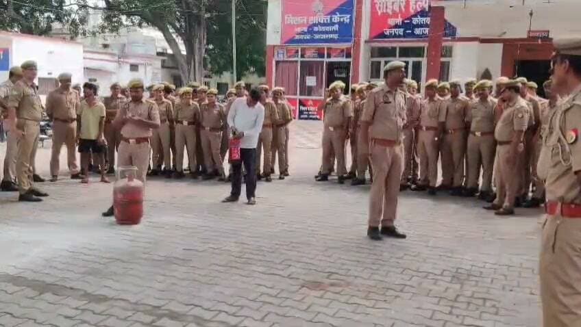 कोतवाली परिसर में अग्निशमन सुरक्षा को लेकर मॉकड्रिल, पुलिसकर्मियों को दिया आपात स्थिति से निपटने का प्रशिक्षण
https://abckhabar.in/?p=7664