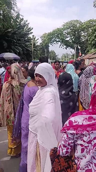 অন্নপূর্ণা ভাণ্ডারের টাকা না পেয়ে পূনরায় তুফানগঞ্জ বিডিও অফিসে র সামনে রাজ্য সড়ক অবরোধ মহিলাদের,,,