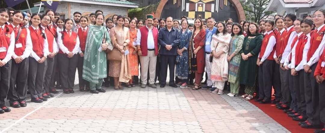 सौहार्द, सामंजस्य तथा सदस्यों के सहयोग से चलता है सदन, छात्रों के साथ संवाद के दौरान बोले विधान सभा अध्यक्ष कुलदीप सिंह पठानियां।
शिमलाः मॉनसून सत्र के प्रथम दिन की कार्यवाही आरम्भ होने से पूर्व कान्वेंट ऑफ जीजस एडं मैरी, शेलेडे, वरिष्ठ माध्यमिक पाठशाला दिओट तहसील चौपाल के लगभग 104 छात्र छात्राओं ने आज विधान सभा की कार्यवाही देखने से पूर्व हि०प्र० विधान सभा अध्यक्ष कुलदीप सिंह पठानियां से कौंसिल चैम्बर के गेट नं० 1 पर मुलाकात की। छात्रों ने विधान सभा अध्यक्ष कुलदीप सिंह पठानियां से सदन की कार्यवाही, विधान सभा की कार्यप्रणाली स्पीकर की सदन में भूमिका, विधान सभा का गठन, मन्त्रिपरिषद के गठन सम्बन्धी कई प्रश्न पूछे जिसका उन्होने सिलसिलेवार जवाब भी दिया। संवाद के दौरान उन्होने कहा कि हमारी संसदीय व्यवस्था संघीय ढाँचे पर आधारित है जो केन्द्र व राज्य के रूप में राष्ट्रीय व राज्य स्तर पर व्यवस्था के अनुरूप बनती है।
केन्द्र में संसद है जिसमें ऊपरी सदन राज्य सभा तथा निचला सदन लोक सभा है जबकि राज्यों में विधान परिषद तथा विधान मण्डल हैं। विधान परिषद का प्रावधान सिर्फ बड़े राज्यों में है। पठानियां ने कहा कि वह चौदहवीं विधान सभा के सर्वसम्मति से निर्वाचित अध्यक्ष हैं। उनका प्रमुख कार्य विधान सभा की कार्यवाही का संचालन करना होता है जिसके लिए वह सत्ता पक्ष तथा प्रति पक्ष दोनों का सहयोग लेते हैं ताकि सदन की कार्यवाही निर्विघ्न चलती रहे।
कानून की पढ़ाई करने वाले छात्रों की ओर इशारा करते हुए पठानियां ने कहा कि आप आने वाले अधिवक्ता तथा न्यायधीश हैं। आप देश के भविष्य हैं तथा इस देश की आजादी लोकतांत्रिक प्रणाली तथा कानून व्यवस्था को उच्च स्तर पर रखना आप सभी की जिम्मेवारी है। पठानियां ने संवाद के दौरान कहा कि देश आजाद कराने में जिन स्वतंत्रता सैनानियों ने अपनी भूमिका निभाई है वह अधिकतर वैरिस्टर थे। मोती लाल नेहरू, विठ्ठलभाई पटेल, जवाहर लाल नेहरू, सरदार पटेल तथा डॉ० राजेन्द्र प्रसाद जैसे सरीखे नेता इसके ज्वलंत उदाहरण हैं।
पठानियां ने छात्रों को सम्बोधित करते हुए कहा कि हमारे सदन की हमेश ही उच्च परम्परा तथा गरिमा रही है जिसे विठ्ठलभाई पटेल ने राष्ट्रीय असैम्बली के प्रथम निर्वाचित अध्यक्ष के रूप में सुशोभित कर स्थापित करने का सफल प्रयास किया था। आज भी हि०प्र० विधान मण्डल की पूरे देश में चर्चा होती है।
इस अवसर पर पठानियां ने सभी छात्र छात्राओं को अपनी ओर से हार्दिक शुभकामनाएं दी तथा सभी को सदन की कार्यवाही देखने के लिए आमंत्रित किया। इस अवसर उप मुख्य सचेतक हि0प्र0 सरकार केवल सिंह पठानियां भी विशेष रूप से मौजूद थे।