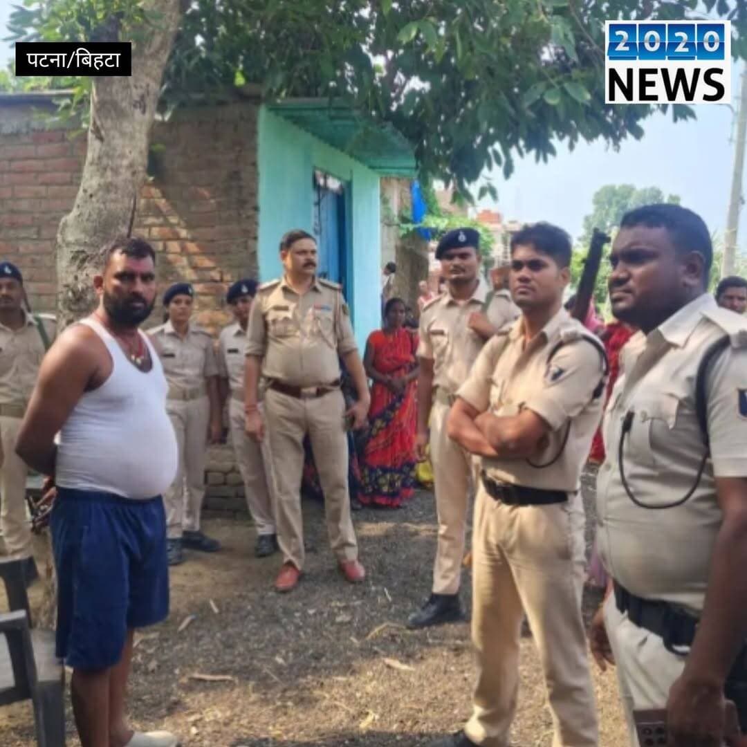 पटना जिले के बिहटा स्थित बनवारीपुर गांव के बाजार से संदिग्ध अवस्था एक व्यक्ति का शव पुलिस ने ग्रामीणों की सूचना पर बरामद किया है। शव को बरामद पुलिस पोस्टमार्टम हेतु अनुमंडल अस्पताल भेज दिया है। मृतक की पहचान रामबाबू साहू के रूप में की जा रही है। हालांकि मृतक के परिवार वालों ने इसे हत्या की घटना बताया है। मामले में परिवार वाले नौबतपुर क्षेत्र के रहने वाले व्यक्ति पर आरोप लगा रहे है। <nis:link nis:type=tag nis:id=bihtathana nis:value=bihtathana nis:enabled=true nis:link/> <nis:link nis:type=tag nis:id=patnapolice nis:value=patnapolice nis:enabled=true nis:link/> <nis:link nis:type=tag nis:id=bihar nis:value=bihar nis:enabled=true nis:link/> <nis:link nis:type=tag nis:id=maut# nis:value=maut# nis:enabled=true nis:link/>