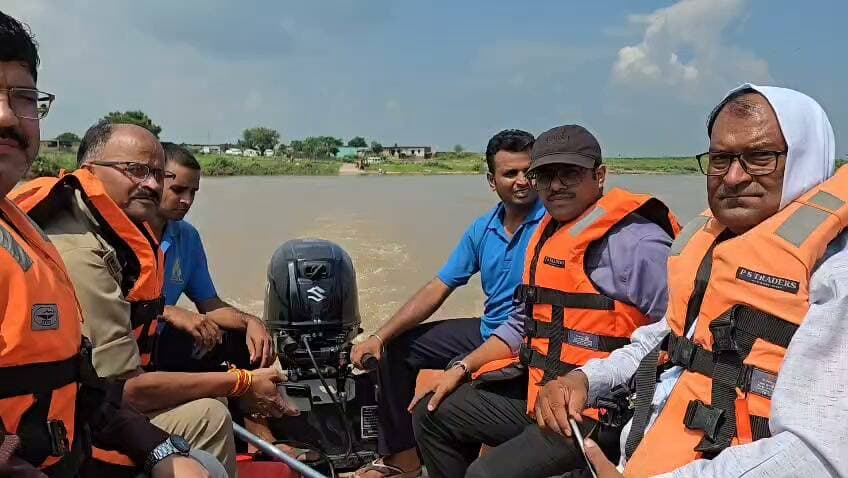 #चित्रकूट
खबर का असर
डीएम और एसपी ने चमरौहा रपटे पहुंचकर व्यवस्थाओं का लिया जायजा
बचाव दल के साथ नाव में बैठकर पहुंचे गांव
ग्रामीणों का हाल चाल जाना