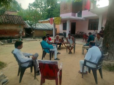 तंबूरा नाले में डूबने से दो मासूमों की दर्दनाक मौत, दिनेश तिवारी ने परिजनों से मिलकर जताया शोक
#प्रतापगढ़। पट्टी क्षेत्र के ग्राम दफरा में तंबूरा नाले में नहाते समय दो मासूम बच्चों की डूबने से हुई दर्दनाक मृत्यु की सूचना से क्षेत्र में शोक की लहर दौड़ गई। मृतकों में मूल नारायण बर्मा के 12 वर्षीय पुत्र विक्रम बर्मा तथा प्रदीप बर्मा के 9 वर्षीय पुत्र अनव बर्मा शामिल हैं।
घटना की जानकारी मिलते ही जनसत्ता दल युवा के जिलाध्यक्ष एवं पट्टी विधानसभा क्षेत्र में लोगों के सुख-दुख में सदैव साथ खड़े रहने वाले दिनेश तिवारी पीड़ित परिवार के निजी आवास पर पहुंचे। उन्होंने शोकाकुल परिजनों से मुलाकात कर गहरी संवेदना व्यक्त की और इस दुःख की घड़ी में परिवार के साथ खड़े रहने का भरोसा दिलाया।
दिनेश तिवारी ने कहा कि दो मासूम बच्चों का असमय चले जाना अत्यंत हृदयविदारक और पूरे क्षेत्र के लिए अपूरणीय क्षति है। उन्होंने ईश्वर से दिवंगत आत्माओं को शांति प्रदान करने तथा शोक संतप्त परिजनों को इस असहनीय दुःख को सहन करने की शक्ति देने की प्रार्थना की।
#pratapgarh #pratapgarhup72 #PratapgarhDistrict #JansattaDalLoktantrik #Jansatta #DINESHTIWARI Dineshpbh Tiwari Adv Dinesh Tiwari दिनेश तिवारी टीम पट्टी