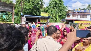 ফালাকাটায় অন্নপূর্ণা যোজনার টাকা না পেয়ে অবরোধ।