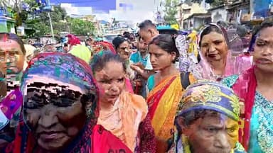 ফালাকাটায় অন্নপূর্ণা টাকা না পেয়ে প্রচন্ড রোদে পথে বসে অবরোধ মহিলাদের।