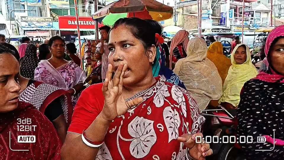 অন্নপূর্ণা যোজনার ৩০০০ টাকা না পেয়ে সাগর বিডিও অফিসের সামনে মহিলাদের বিক্ষোভ।
সাগর, দক্ষিণ ২৪ পরগনা: অন্নপূর্ণা যোজনার ৩০০০ টাকা এখনও ব্যাংক অ্যাকাউন্টে না পাওয়ার অভিযোগে সাগরের রুদ্রনগরে বিডিও অফিসের সামনে বিক্ষোভে সামিল হলেন একাধিক মহিলা। চলতি মাসের ১৭ আগস্ট থেকে রাজ্য সরকারের উদ্যোগে অন্নপূর্ণা যোজনার আওতায় উপভোক্তাদের ব্যাংক অ্যাকাউন্টে ৩০০০ টাকা দেওয়ার প্রক্রিয়া শুরু হয়েছে বলে জানা গিয়েছে।
সরকারি নির্দেশ অনুযায়ী ১৭ আগস্ট থেকে ২০ আগস্ট পর্যন্ত প্রকৃত উপভোক্তাদের অ্যাকাউন্টে এই টাকা পৌঁছে দেওয়ার কথা ছিল। সেই অনুযায়ী রাজ্যের বহু মহিলার অ্যাকাউন্টে টাকা জমা পড়লেও অভিযোগ, এখনও কিছু সংখ্যক উপভোক্তা এই সুবিধা থেকে বঞ্চিত রয়েছেন।
বিক্ষোভকারী মহিলাদের অভিযোগ, অনলাইনে স্ট্যাটাস চেক করতে গিয়ে কারও কারও ক্ষেত্রে পুনরায় ভেরিফিকেশনের বার্তা দেখাচ্ছে। আবার অনেকেই দাবি করেছেন, গত মাসে তাঁরা এই প্রকল্পের টাকা পেলেও চলতি মাসে এখনও তাঁদের অ্যাকাউন্টে টাকা জমা পড়েনি। এই সমস্যার সমাধানের দাবিতেই এদিন তাঁরা সাগর রুদ্রনগর বিডিও অফিসের সামনে বিক্ষোভ দেখান।
পরিস্থিতি একসময় উত্তপ্ত হয়ে উঠলে ঘটনাস্থলে পৌঁছায় সাগর থানার পুলিশ। পুলিশ পরিস্থিতি নিয়ন্ত্রণে আনে। পরে সমস্যা সমাধানের লক্ষ্যে বিডিও অফিসের পক্ষ থেকে বিক্ষোভকারী মহিলাদের তথ্য ও নথি যাচাই বা ভেরিফিকেশনের কাজ শুরু করা হয়।
এখন প্রশাসনের এই যাচাই প্রক্রিয়ার পর কবে বাকি উপভোক্তাদের অ্যাকাউন্টে অন্নপূর্ণা যোজনার ৩০০০ টাকা পৌঁছায়, সেদিকেই তাকিয়ে রয়েছেন বিক্ষোভকারী মহিলারা।
#gangasagar #sagarbdooffice #annopurnarbhandar #westbangalgov #sagardwip #news #banglanews
গঙ্গাসাগর বেলাভূমি.com