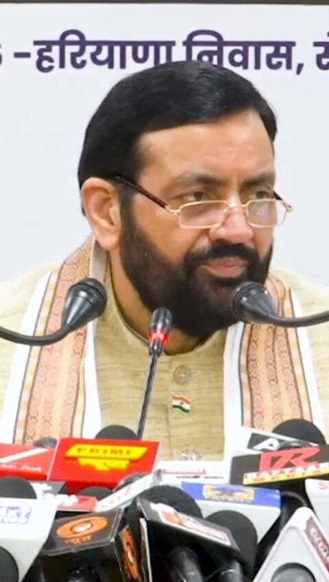 मुख्यमंत्री का#नायब तोहफा
लाडो-लक्ष्मी योजना का दायरा बढ़ा
मुख्यमंत्री श्री नायब सिंह सैनी ने 'दीनदयाल लाडो लक्ष्मी योजना' का दायरा बढ़ाते हुए पात्र महिलाओं के लिए सितंबर से फॉर्म भरने की सुविधा की घोषणा की है।
#Haryana #DIPRHaryana #HaryanaCM #NayabSinghSaini #LadoLakshmiYojna