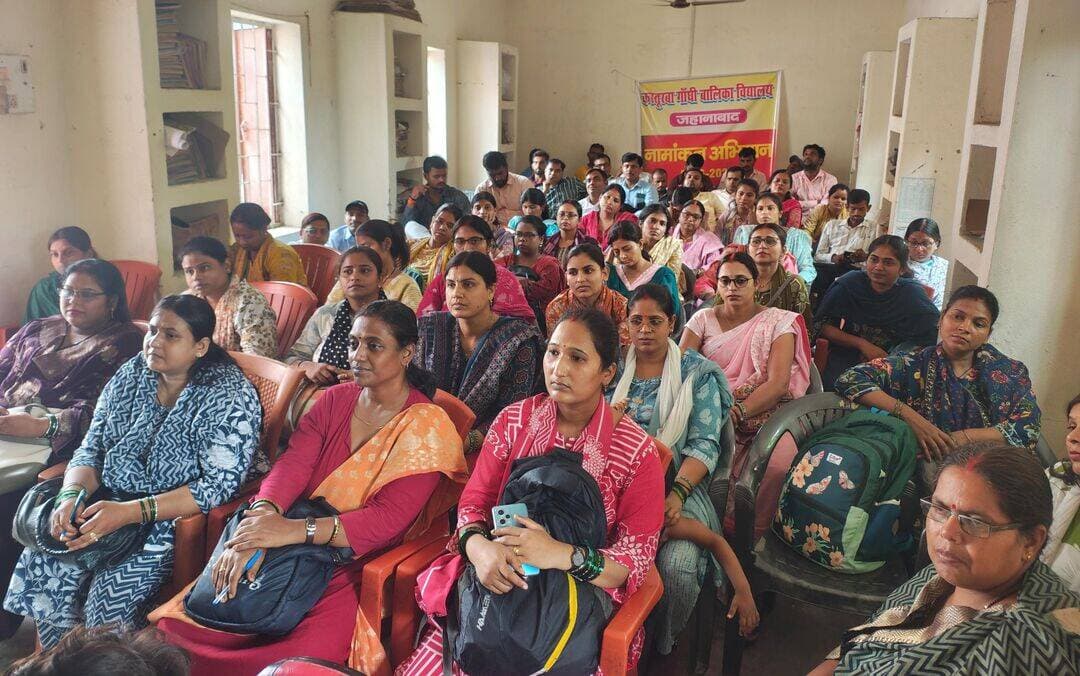 राष्ट्रीय बाल विज्ञान कांग्रेस को लेकर तीन प्रखंडों में शिक्षकों को मिला प्रशिक्षण
जहानाबाद : 32वीं राष्ट्रीय बाल विज्ञान कांग्रेस-2026 को लेकर शुक्रवार को जहानाबाद सदर, हुलासगंज एवं काको प्रखंड में प्रखंड स्तरीय दिशा-निर्देशन-सह-प्रशिक्षण कार्यशाला आयोजित की गई। बिहार शिक्षा परियोजना, जहानाबाद के तत्वावधान में जिला शिक्षा पदाधिकारी के निर्देश पर आयोजित कार्यशाला में विज्ञान शिक्षकों को परियोजना निर्माण और विद्यार्थियों के ऑनलाइन पंजीयन की प्रक्रिया की जानकारी दी गई। जिले में अधिक से अधिक गुणवत्तापूर्ण परियोजनाओं का पंजीयन कराने पर जोर दिया गया।
जहानाबाद सदर में डॉ. प्रवीण दीपक, ललित शंकर पाठक एवं पंकज कुमार, हुलासगंज में श्रीकांत शर्मा, पवन कुमार एवं सत्यप्रकाश कुमार तथा काको में सुप्रिया शर्मा, अंजनी कुमार उपाध्याय एवं वैकेश्वर कुमार ने संसाधन सेवी के रूप में शिक्षकों को प्रशिक्षण दिया।
प्रशिक्षण के दौरान स्थानीय समस्याओं की पहचान कर परियोजना विषय का चयन, वैज्ञानिक पद्धति, प्रयोग एवं अवलोकन, आंकड़ों का संकलन व विश्लेषण तथा निष्कर्ष तैयार करने की प्रक्रिया समझाई गई। बताया गया कि बाल विज्ञान कांग्रेस की परियोजनाएं केवल मॉडल निर्माण तक सीमित नहीं होनी चाहिए, बल्कि स्थानीय समस्याओं पर आधारित होनी चाहिए। इनमें विद्यार्थियों की वैज्ञानिक सोच और प्रयोगात्मक कार्य स्पष्ट रूप से दिखाई देना चाहिए।
ऑनलाइन पंजीयन की प्रक्रिया पर भी विशेष चर्चा की गई। शिक्षकों को आवश्यक विवरण एवं दस्तावेजों की जानकारी देने के साथ फोटो और जन्मतिथि संबंधी प्रमाण-पत्र अपलोड करने की प्रक्रिया समझाई गई। पंजीयन के दौरान आने वाली तकनीकी समस्याओं के समाधान के लिए भी आवश्यक मार्गदर्शन दिया गया।
संसाधन सेवियों ने शिक्षकों से अधिक से अधिक योग्य विद्यार्थियों को राष्ट्रीय बाल विज्ञान कांग्रेस से जोड़ने और गुणवत्तापूर्ण परियोजनाओं का समय पर पंजीयन सुनिश्चित करने की अपील की। प्रशिक्षण के दौरान शिक्षकों के विभिन्न प्रश्नों का समाधान करते हुए उन्हें परियोजना निर्माण एवं ऑनलाइन पंजीयन की व्यावहारिक जानकारी दी गई।