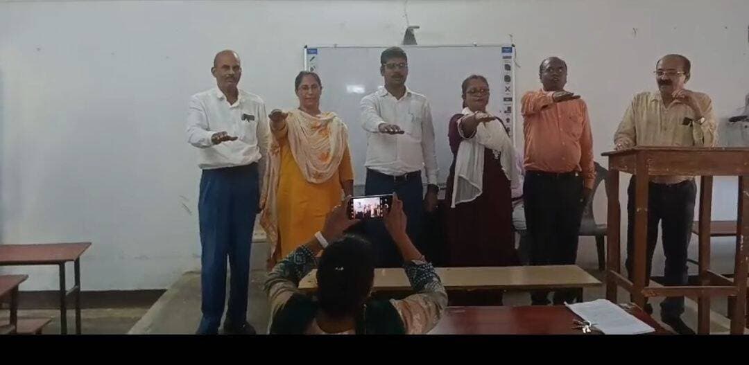 एसएन सिन्हा कॉलेज में शिक्षक संघ के नवनिर्वाचित पदाधिकारियों ने ली शपथ
जहानाबाद: स्थानीय एसएन सिन्हा कॉलेज में शिक्षक संघ के निर्वाचन के बाद 20 अगस्त को संघ की आमसभा की पहली बैठक आयोजित हुई। बैठक में नवनिर्वाचित पदाधिकारियों का स्वागत किया गया तथा उन्हें पद एवं गोपनीयता की शपथ दिलाई गई।
महाविद्यालय के प्रॉक्टर प्रो. (डॉ.) अख्तर रोमानी की उपस्थिति में निर्वाची पदाधिकारी प्रो. (डॉ.) सुबोध कुमार झा ने नवनिर्वाचित पदाधिकारियों को कर्तव्य एवं निष्ठा की शपथ दिलाई। इसके बाद पूर्व पदाधिकारियों ने अपने विचार रखे। पूर्व अध्यक्ष प्रो. (डॉ.) अख्तर रोमानी ने अपने कार्यकाल की उपलब्धियों की जानकारी देते हुए नए पदाधिकारियों को शुभकामनाएं दीं।
बैठक में संघ के सदस्यों ने अपनी अपेक्षाएं साझा करते हुए नवनिर्वाचित पदाधिकारियों को हरसंभव सहयोग का भरोसा दिया। कार्यकारिणी के दो सदस्यों के रूप में भौतिकी विभागाध्यक्ष डॉ. सिया शरण एवं रसायनशास्त्र विभागाध्यक्ष निमिषा किरण का सर्वसम्मति से मनोनयन किया गया। दोनों को पद एवं गोपनीयता की शपथ दिलाई गई।
संघ की नियमावली तैयार करने के लिए पूर्व अध्यक्ष प्रो. (डॉ.) अख्तर रोमानी की अध्यक्षता में छह सदस्यीय ड्राफ्ट कमेटी गठित की गई। इसमें प्रो. (डॉ.) सुबोध कुमार झा, डॉ. शशिधर गुप्ता, डॉ. सुनील कुमार, श्रीमती कुमकुम कुमारी एवं डॉ. हर्षवर्धन को सदस्य बनाया गया।
अध्यक्षीय संबोधन में डॉ. ओम प्रकाश वर्मा ने सभी सदस्यों के प्रति आभार जताया और शिक्षकों की समस्याओं के समाधान के लिए हरसंभव प्रयास करने का भरोसा दिया। संघ के सचिव डॉ. हर्षवर्धन ने मंच संचालन किया तथा धन्यवाद ज्ञापन किया।