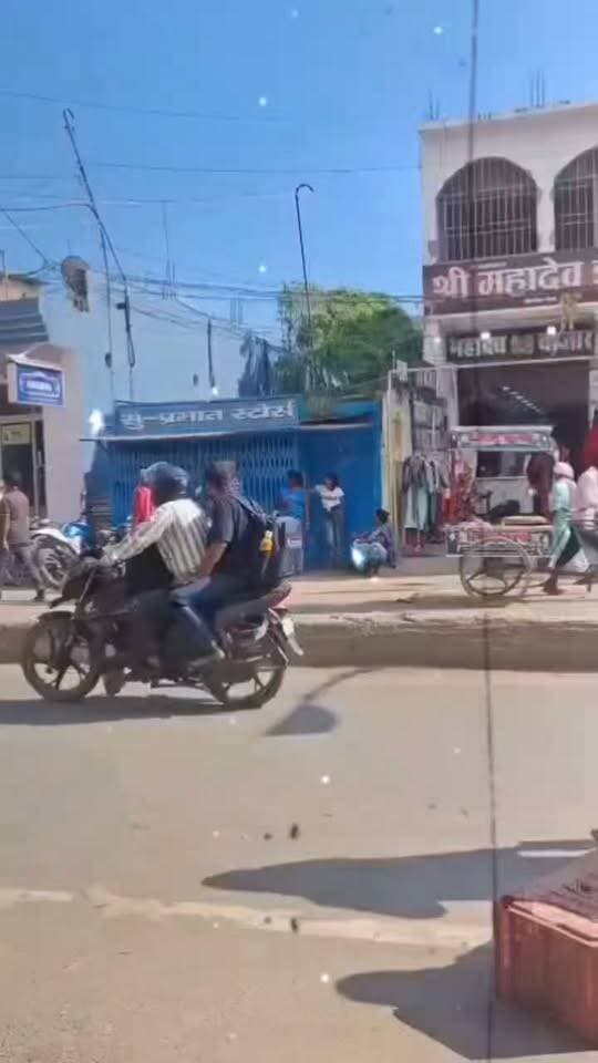 *Sitamarhi शहर के मेहसौल थाना क्षेत्र के रेलवे स्टेशन रोड में सड़क पर खुलेआम जिस्मफरोशी का कारोबार ! पुलिस मौन, देखें वीडियो..*.
#nepal #news #amnewsmona #amnewsmona #viral #bujurg #highlights #fb #tranding #Live #sarojraja #darbhanga_mithila #SAROJRAJA #emergencyexit #makeuphack #SAROJRAJA