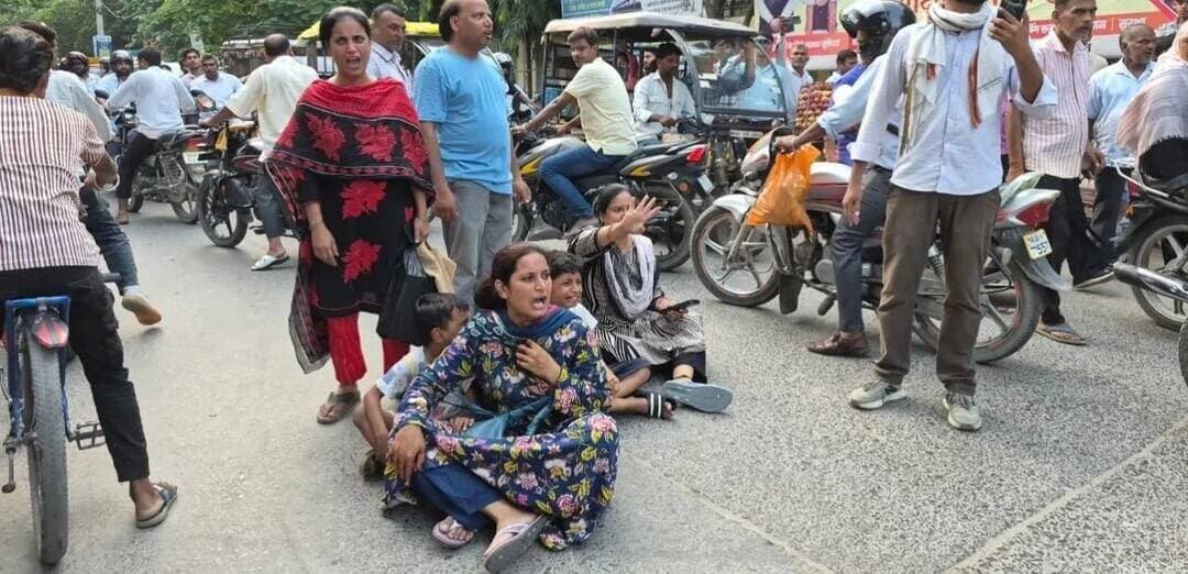 पति की दूसरी शादी से नाराज पत्नी का हाईवोल्टेज ड्रामा, गोपालगंज के कचहरी रोड पर लेटकर किया विरोध प्रदर्शन