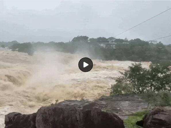 रीवा में मूसलाधार बारिश ने मचाया गदर! 🚨
पूरी खबर के लिए बायो में लिंक देखें : https://www.rewanewsmedia.com/rewa/floods-in-rewa-tamas-river-flowing-two-and-a-half-meters/cid19156170.htm
हमारे whatsapp ग्रुप में जुड़ने के लिए ज्वाइन करे : https://chat.whatsapp.com/DURMdPSq7dJ9m8CWUdLa8P
पिछले 24 घंटे में रिकॉर्ड 187 मिमी (सवा सात इंच) बारिश दर्ज की गई है। टमस और बेलन नदियां खतरे के निशान से कई फीट ऊपर बह रही हैं। बीहर, बकिया और मेजा डैम के गेट खोल दिए गए हैं। तराई क्षेत्र के 50 से अधिक गांवों का संपर्क पूरी तरह कट चुका है।
प्रशासन की टीमों ने 136 से ज्यादा लोगों का रेस्क्यू किया है और 2200 से अधिक लोग राहत शिविरों में शरण लिए हुए हैं। मौसम विभाग ने अगले 5 दिनों तक भारी बारिश का अलर्ट जारी किया है! 🛑
सुरक्षित रहें, सावधान रहें! अपने क्षेत्र का हाल कमेंट में बताएं! 👇
<nis:link nis:type=tag nis:id=rewa nis:value=Rewa nis:enabled=true nis:link/> <nis:link nis:type=tag nis:id=rewanews nis:value=RewaNews nis:enabled=true nis:link/> <nis:link nis:type=tag nis:id=rewaflood nis:value=RewaFlood nis:enabled=true nis:link/> <nis:link nis:type=tag nis:id=rewacity nis:value=RewaCity nis:enabled=true nis:link/> <nis:link nis:type=tag nis:id=chakghat nis:value=Chakghat nis:enabled=true nis:link/> <nis:link nis:type=tag nis:id=teonthar nis:value=Teonthar nis:enabled=true nis:link/> <nis:link nis:type=tag nis:id=semariya nis:value=Semariya nis:enabled=true nis:link/> <nis:link nis:type=tag nis:id=mpnews nis:value=MPNews nis:enabled=true nis:link/> <nis:link nis:type=tag nis:id=madhyapradeshnews nis:value=MadhyaPradeshNews nis:enabled=true nis:link/> <nis:link nis:type=tag nis:id=rewaupdates nis:value=RewaUpdates nis:enabled=true nis:link/>
<nis:link nis:type=tag nis:id=heavyrainfall nis:value=HeavyRainfall nis:enabled=true nis:link/> <nis:link nis:type=tag nis:id=floodalert nis:value=FloodAlert nis:enabled=true nis:link/> <nis:link nis:type=tag nis:id=rescueoperation nis:value=RescueOperation nis:enabled=true nis:link/> <nis:link nis:type=tag nis:id=weatherupdate nis:value=WeatherUpdate nis:enabled=true nis:link/> <nis:link nis:type=tag nis:id=floodinmp nis:value=FloodInMP nis:enabled=true nis:link/> <nis:link nis:type=tag nis:id=tamasriver nis:value=TamasRiver nis:enabled=true nis:link/> <nis:link nis:type=tag nis:id=biharriver nis:value=BiharRiver nis:enabled=true nis:link/> <nis:link nis:type=tag nis:id=viralnews nis:value=ViralNews nis:enabled=true nis:link/> <nis:link nis:type=tag nis:id=trendingreels nis:value=TrendingReels nis:enabled=true nis:link/> <nis:link nis:type=tag nis:id=naturaldisaster nis:value=NaturalDisaster nis:enabled=true nis:link/>