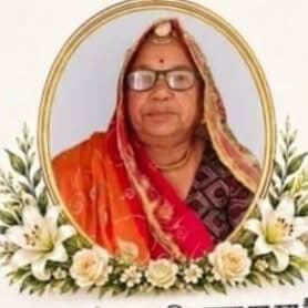 पूर्व पार्षद दुर्गा देवी भाटी के नेत्र दान से दो लोगों को मिलेगी रोशनी
सरदारशहर तोलाराम मारू सरदारशहर क्षेत्र से मानवता एवं सेवा का एक प्रेरणादायक उदाहरण सामने आया है। सूर्य मन्दिर के पीछे रहने वाली पूर्व पार्षद दुर्गा देवी भाटीवाल पत्नी हुकमाराम भाटीवाल 68का निधन गुरुवार को होने पर इस दुःख की घड़ी में एक ऐसा निर्णय लिया जिससे दो अंधता से जुझ रहे लोगों के जीवन में उजाला भरने का मार्ग प्रशस्त हो गया। दुर्गा देवी भाटीवाल के पति हुकमाराम भाटीवाल पुत्र कैलाशचंद,मुकेश कुमार,रूपचन्द,बीरबल तथा देवर नारायण चन्द एवं ओमप्रकाश तथा भाटीवाल परिवार की सहमति से नेत्रदान का निर्णय लिया गया। प्राणनाथ होस्पीटल के तकनीशियन भंवरलाल प्रजापत एवं सहयोगी दिनेश शर्मा ने सफलता पूर्वक नेत्र संग्रह किया। नेत्रदान के लिए फुसाराम स्वामी, दौलतराम भाटीवाल तथा बाबूलाल घन्टेलवाल ने प्रेरक के रूप में महत्वपूर्ण भूमिका निभाई। नेत्र संग्रह केन्द्र के समन्वयक समाज सेवी गणेशदास स्वामी ने बताया कि यह इस केन्द्र का 56 वां नेत्रदान है। उन्होंने बताया कि भाटीवाल परिवार ने सेवा और मानवता के इस कार्य से दो जरूरतमंद व्यक्तियों को न ई दृष्टि मिल सकेगी। अब तक सरदारशहर से 18, श्रीडूंगरगढ़ से 16, सुजानगढ़ से 5, सादुलपुर से 2, रतनगढ़ से 3, लाडनूं,छापर,लूनकरणसर, राजलदेसर, सीकर से एक एक तथा सरदारशहर के ग्रामीण क्षेत्र बरड़ासर से 2,बोघेरा,उड़सर एवं मालसर से एक एक तथा श्रीडूंगरगढ़ के ग्रामीण क्षेत्र मोमासर एवं कुन्तासर से एक एक नेत्रदान हो चुका है। पूर्व पार्षद दुर्गा देवी भाटीवाल के नेत्रदान किये जाने पर उनके परिजनों का गांविमं सरदारशहर के अध्यक्ष हिमांशु दूगड़, प्राणनाथ होस्पीटल सरदारशहर के चैयरमैन शान्तिलाल चोरड़िया व तेरापंथ युवक परिषद सरदारशहर ने आभार व्यक्त किया है।