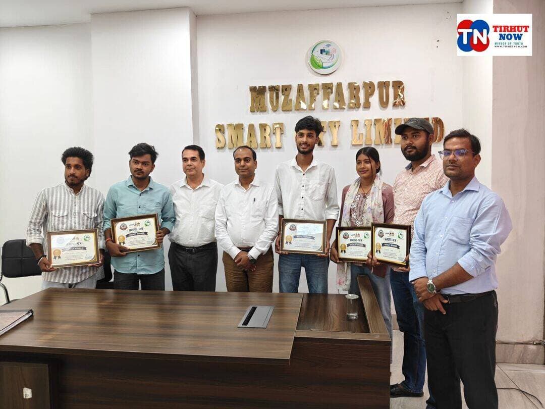 श्रावणी मेला ऐप का जलवा! 15 हजार+ डाउनलोड, रील प्रतियोगिता के 6 और विजेता सम्मानित
मुजफ्फरपुर में श्रावणी मेला 2026 को डिजिटल रूप से श्रद्धालुओं तक पहुंचाने की मुहिम लगातार रंग ला रही है। श्रावणी मेला ऐप ने 15 हजार से अधिक डाउनलोड का आंकड़ा पार कर लिया है। ऐप के प्रचार-प्रसार के लिए आयोजित रील प्रतियोगिता को कंटेंट क्रिएटर्स और सोशल मीडिया इंफ्लुएंसर्स का शानदार समर्थन मिल रहा है।
शुक्रवार को आईसीसीसी भवन स्थित मुजफ्फरपुर स्मार्ट सिटी कार्यालय में प्रतियोगिता के दूसरे और तीसरे सप्ताह के टॉप-3 विजेताओं को सम्मानित किया गया। उप नगर आयुक्त अमित कुमार ने विजेताओं को प्रशस्ति-पत्र देकर उनका उत्साह बढ़ाया। अमित कुमार, रेखा कुमारी, साहिल राज, ज्ञान कुमार, शिवम चंद्रवंशी और गौतम कुमार को सम्मान मिला।
अब तक कुल 9 कंटेंट क्रिएटर्स वीकली विनर के रूप में सम्मानित हो चुके हैं। रील का चयन व्यूज, लाइक्स, शेयर और ओवरऑल एंगेजमेंट के आधार पर किया जा रहा है।
मेला समाप्ति के बाद ओवरऑल विजेताओं की घोषणा होगी। प्रथम, द्वितीय और तृतीय विजेता को क्रमशः ₹5,000, ₹3,000 और ₹2,000 की पुरस्कार राशि दी जाएगी।
<nis:link nis:type=tag nis:id=shravanimela2026 nis:value=ShravaniMela2026 nis:enabled=true nis:link/> <nis:link nis:type=tag nis:id=muzaffarpur nis:value=Muzaffarpur nis:enabled=true nis:link/> <nis:link nis:type=tag nis:id=shravanimelaapp nis:value=ShravaniMelaApp nis:enabled=true nis:link/> <nis:link nis:type=tag nis:id=reelcompetition nis:value=ReelCompetition nis:enabled=true nis:link/> <nis:link nis:type=tag nis:id=muzaffarpursmartcity nis:value=MuzaffarpurSmartCity nis:enabled=true nis:link/>