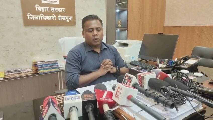 शेखपुरा प्रखंड कार्यालय में संदिग्ध गुमटी सील, संचालक पर प्राथमिकी
शेखपुरा सदर प्रखंड कार्यालय का 20 अगस्त को डीएम शेखर आनंद ने औचक निरीक्षण किया। इस दौरान कार्यालय के बाहर एक संदिग्ध गुमटी मिली, जहां से कई सरकारी दस्तावेज और अन्य सामग्री बरामद की गई। प्रथम दृष्टया सरकारी कार्यों में दलाली और अवैध राशि लेने की आशंका जताई गई है।
डीएम ने प्रेस कॉन्फ्रेंस में बताया कि गुप्त सूचना के आधार पर निरीक्षण किया गया था। जांच के दौरान मिली जानकारी के आधार पर संदिग्ध गुमटी में छापेमारी की गई। बरामद दस्तावेजों के आधार पर गुमटी संचालक के खिलाफ प्राथमिकी दर्ज कराई गई है और आगे की जांच जारी है।
डीएम ने कहा कि इस मामले में किस-किस व्यक्ति की संलिप्तता है, इसकी भी जांच की जा रही है। यदि किसी अधिकारी या कर्मचारी की संलिप्तता सामने आती है तो उसके खिलाफ भी कार्रवाई होगी। उन्होंने स्पष्ट किया कि सरकारी कार्यों के नाम पर लोगों से अवैध राशि वसूलने वालों को किसी भी कीमत पर बख्शा नहीं जाएगा।
उन्होंने बताया कि अंचल कार्यालयों के आसपास भी इस तरह की गतिविधियों की जांच की जाएगी। कार्रवाई के बाद संदिग्ध गुमटी संचालकों में हड़कंप है,वही सूत्रों ने बताया कि कुछ ऐसे दलाल है कि आफिस खुलते ही बड़ा बाबू के कुर्सी के बगल में ही कुर्सी लेकर बैठकर दिनभर दलाली किया करते है आने बाले सीधे लोगो को शिकार बनाते है सूत्रों ने बताया कि में कहने की बात पर जिला प्रशासन को नही यकीन है तो अंचल कार्यलय में लगे सी सी टी भी कैमरा की जांच किया जाय तो सचाई सामने आ जायेगा जबकि स्थानीय लोगों ने प्रशासन की कार्रवाई की सराहना की है। #dmsheikhpura #fecbookreels #fecebookpost #nonfollowers