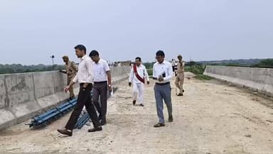 हमीरपुर बेतवा नदी पर निर्माणाधीन सेतु के औचक निरीक्षण में कार्य की धीमी प्रगति पर डीएम ने सेतु निगम के अधिशासी अभियंता व ठेकेदार को फटकार लगाई। पेनल्टी व भुगतान में कटौती के निर्देश एक सप्ताह में मार्ग से मलबा हटाने और समयसीमा में कार्य पूरा कराने के आदेश
District Magistrate Hamirpur up