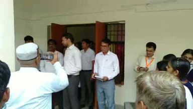 कुरारा में DM अभिषेक गोयल का औचक निरीक्षण।
कस्तूरबा गांधी विद्यालय में छात्राओं से संवाद, खेल व डिजिटल शिक्षा सुविधाएं बढ़ाने के निर्देश। पीएम श्री विद्यालय में मिड-डे मील की गुणवत्ता भी परखी।
District Magistrate Hamirpur up
Chief Minister Office Uttar Pradesh
#Hamirpur #Kurara #DMHamirpur #Education #UPNews