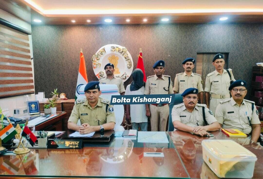 किशनगंज पुलिस के द्वारा कोचाधामन थाना क्षेत्र में 12 वर्षीय बालक उमर की हत्या कांड का महज 24 घंटे के अन्दर किया गया सफल उद्भदन। आइसक्रीम ट्रॉली पर आइसक्रीम बेचने वाला बादशाह रियासत ही निकला उमर का कातिल।
हत्या कांड का प्राथमिक अभियुक्त बादशाह रियासत को LRP चौक बहादुरगंज थाना क्षेत्र से किया गया गिरफ्तार। गिरफ्तार अभियुक्त के निशानदेही पर घटना स्थल से हत्या मे इस्तेमाल किया गया खून लगा पेड़ का टहनी, बिजली का तार, हत्या के समय पहना हुआ खून लगा कपड़ा किया गया बरामद। घटना स्थल से FSL टीम के द्वारा बैटरी, FM बाजा, कैंची, आइसक्रीम ट्रॉली एक जोड़ा चप्पल एवं जमीन पर गिरा खून का नमूना को किया गया जप्त।
दिनांक 19.08.2026 को दिन बुधबार को दिन में 12 वर्षीय बालक उमर आलम) का भाव सुन्दरबाड़ी दांती बस्ती के नजदीक कलबट के पास नहर मे मिलने की सूचना प्राप्त हुई, इस संबंध में कोचाधामन थाना कांड संख्या-437/26 दिनांक 19.08.2026 धारा 103(1)/238 भा0न्या०सं० दर्ज किया गया तथा पुलिस अधीक्षक, किशनगंज के द्वारा इस कांड के त्वरित उद्भेदन के लिये विशेष अनुसंधान दल (SIT) का गठन किया गया।
<nis:link nis:type=tag nis:id=biharpolice nis:value=BiharPolice nis:enabled=true nis:link/> <nis:link nis:type=tag nis:id=kishanganj nis:value=kishanganj nis:enabled=true nis:link/> <nis:link nis:type=tag nis:id=newsfeed nis:value=newsfeed nis:enabled=true nis:link/>