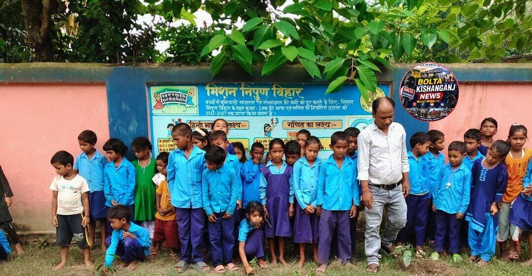 दिघलबैंक: प्रखंड के प्राथमिक विद्यालय कंचननाला (गुवाबाड़ी) में प्रभारी प्रधानाध्यापक के नेतृत्व में वृक्षारोपण कार्यक्रम चलाया गया, इस दौरान शिक्षकों एवं स्कूली बच्चों ने पौधारोपण कर पर्यावरण संरक्षण का संदेश दिया।
<nis:link nis:type=tag nis:id=schoollife nis:value=schoollife nis:enabled=true nis:link/> <nis:link nis:type=tag nis:id=trees nis:value=trees nis:enabled=true nis:link/> <nis:link nis:type=tag nis:id=greenenergy nis:value=greenenergy nis:enabled=true nis:link/> <nis:link nis:type=tag nis:id=kishanganjbihar nis:value=kishanganjbihar nis:enabled=true nis:link/>