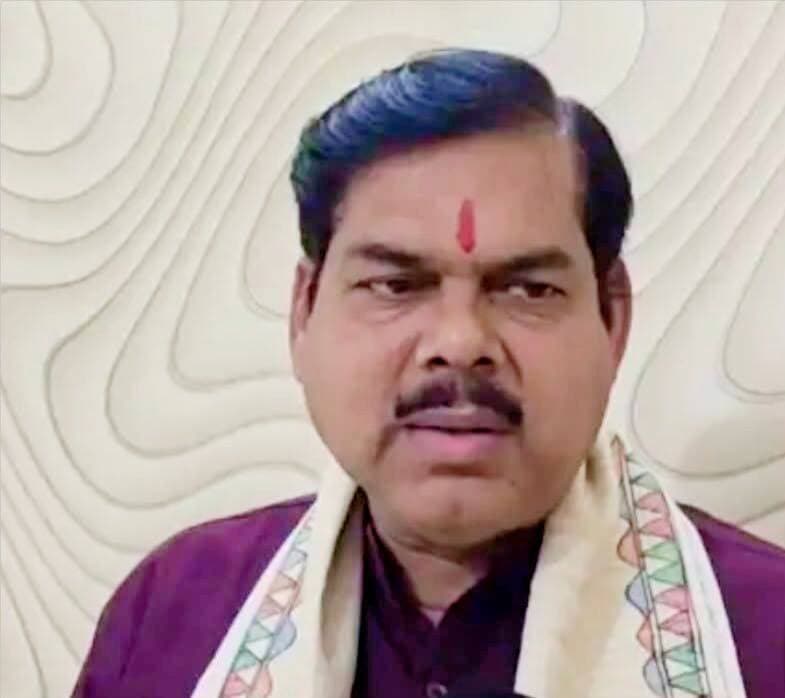 गोपालगंज पहुंचे शिक्षा मंत्री मिथिलेश तिवारी ने TRE-4 परीक्षा को लेकर अभ्यर्थियों की चिंता और आशंकाओं पर बड़ा बयान दिया है। अभ्यर्थियों को आशंका है कि पहले पीटी और फिर मेंस परीक्षा कराने के नाम पर TRE-4 की प्रक्रिया को लंबा खींचा जा सकता है। अभ्यर्थियों का कहना है कि TRE-4 की परीक्षा वर्ष 2024 में ही हो जानी थी, लेकिन अब 2026 आ चुका है, ऐसे में उन्हें परीक्षा प्रक्रिया को लेकर भरोसा नहीं हो पा रहा है।शिक्षा मंत्री मिथिलेश तिवारी ने अभ्यर्थियों को भरोसा दिलाते हुए कहा कि TRE-4 की प्रक्रिया में किसी तरह की अनावश्यक देरी नहीं होगी और परीक्षा तय शेड्यूल के अनुसार ही कराई जाएगी।
<nis:link nis:type=tag nis:id=tre4 nis:value=Tre4 nis:enabled=true nis:link/> <nis:link nis:type=tag nis:id=bpsc nis:value=BPSC nis:enabled=true nis:link/> <nis:link nis:type=tag nis:id=bihar nis:value=bihar nis:enabled=true nis:link/>