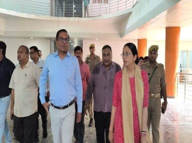 शाहजहांपुर -डीएम धर्मेंद्र प्रताप सिंह ने किया 43 करोड़ के निर्माणाधीन निगम भवन का निरीक्षण, सोमवार से नए भवन में शुरू होगा कार्यालय संचालन, प्राधिकरण भी बैठेगा।
