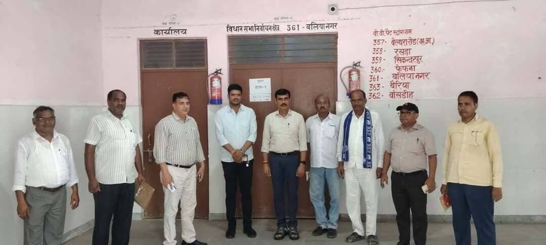 बलिया डीएम मंगला प्रसाद सिंह ने ईवीएम एवं वीवीपैट वेयरहाउस का गहन निरीक्षण किया। इस दौरान उन्होंने जनपद के सभी सात विधानसभा क्षेत्रों—357 बेल्थरारोड (अ.जा.), 358 रसड़ा, 359 सिकंदरपुर, 360 फेफना, 361 बलिया नगर, 362 बांसडीह और 363 बैरिया—से संबंधित गोदामों की सुरक्षा एवं व्यवस्थाओं का जायजा लिया।
जिलाधिकारी ने वेयरहाउस की सुरक्षा व्यवस्था की बारीकी से समीक्षा करते हुए संबंधित अधिकारियों से आवश्यक जानकारी ली। उन्होंने निर्देश दिया कि सुरक्षा व्यवस्था में किसी भी स्तर पर लापरवाही नहीं होनी चाहिए और सभी व्यवस्थाएं भारत निर्वाचन आयोग के निर्धारित मानकों के अनुरूप सुनिश्चित की जाएं।
निरीक्षण के दौरान जिलाधिकारी ने सीसीटीवी नियंत्रण कक्ष का भी जायजा लिया। उन्होंने सीसीटीवी स्क्रीन की संख्या, रिकॉर्डिंग व्यवस्था और निगरानी से जुड़ी अन्य व्यवस्थाओं की जानकारी ली। साथ ही लॉग बुक का अवलोकन कर यह सुनिश्चित किया कि वेयरहाउस से संबंधित सभी गतिविधियों का नियमित और विधिवत रिकॉर्ड दर्ज किया जा रहा है।
इस अवसर पर अपर जिलाधिकारी अनिल कुमार, सीआरओ गुलशन जी, सहायक जिला निर्वाचन अधिकारी अख्तर हसन, मान्यता प्राप्त राजनैतिक दलों के प्रतिनिधि सहित अन्य अधिकारी मौजूद रहे।
#ballia #DmBallia #EVM #VVPAT #ElectionCommissioners #ElectionSecurity #Balliakhabar