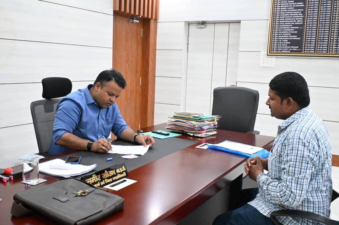 🏛️ “सबका सम्मान–जीवन आसान”
जनता के दरबार में डीएम श्री समीर सौरभ ने सुनीं 32 फरियादियों की समस्याएं
गोपालगंज के जिला पदाधिकारी श्री समीर सौरभ ने समाहरणालय में आयोजित जनता दरबार के दौरान आम नागरिकों की समस्याओं को संवेदनशीलता से सुना। इस दौरान भूमि विवाद, एफआईआर, बंसवाड़ी और वाहन से संबंधित कुल 32 आवेदन प्राप्त हुए।
मुख्य बातें:
🔹 अधिकारियों को आवेदनों के समयबद्ध व गुणवत्तापूर्ण समाधान के सख्त निर्देश दिए गए।
🔹 काम में टालमटोल या अनावश्यक विलंब किसी भी सूरत में बर्दाश्त नहीं किया जाएगा।
🔹 सरकारी कर्मियों के लिए डीएम से मिलने का समय प्रतिदिन दोपहर 1:00 से 2:00 बजे और शाम 4:00 से 5:00 बजे तक निर्धारित है।
Information & Public Relations Department, Government of Bihar