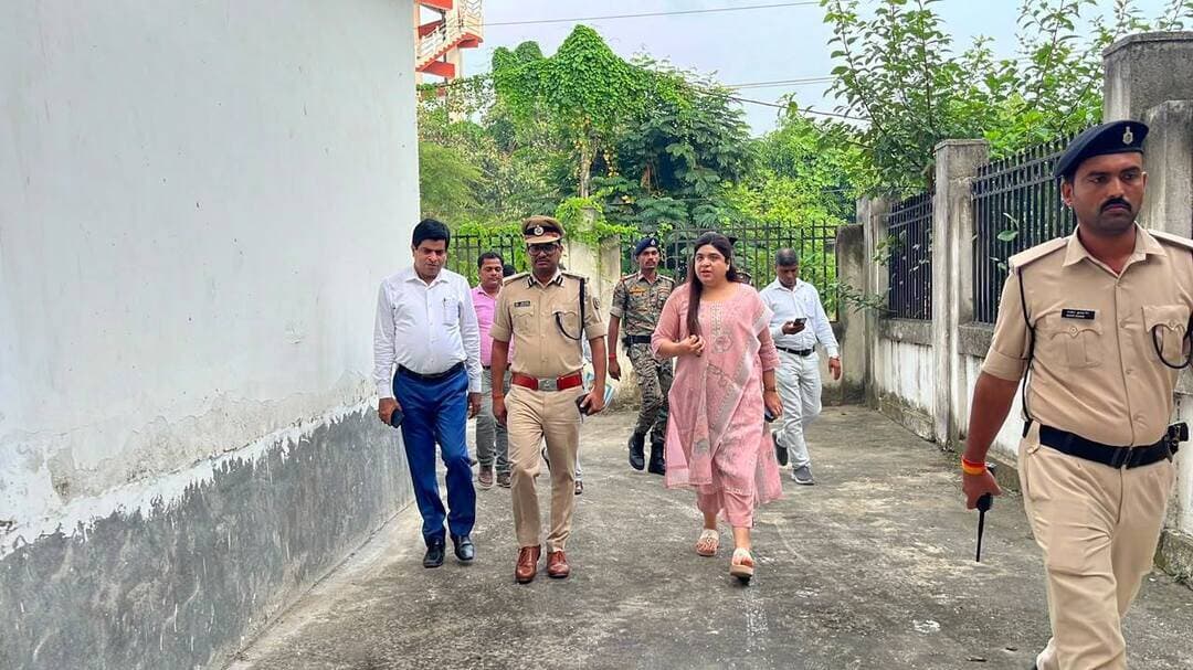 ईवीएम/वीवीपैट वेयरहाउस का मासिक निरीक्षण
आज दिनांक 21 अगस्त 2026 को जिला निर्वाचन पदाधिकारी-सह-जिला पदाधिकारी श्रीमती अभिलाषा शर्मा एवं पुलिस अधीक्षक श्री उपेंद्रनाथ वर्मा द्वारा संयुक्त रूप से प्रखण्ड परिसर अंतर्गत अवस्थित ई०वी०एम०/वी०वी०पैट वेयरहाउस का मासिक निरीक्षण किया गया।
विदित हो कि भारत निर्वाचन आयोग, नई दिल्ली के निदेशानुसार ई०वी०एम०/वी०वी०पैट वेयरहाउस का नियमित निरीक्षण किया जाना अपेक्षित है, ताकि निर्वाचन प्रक्रिया की पारदर्शिता, विश्वसनीयता एवं सुरक्षा सुनिश्चित की जा सके।
निरीक्षण के दौरान वेयरहाउस में सुरक्षित रखे गए ई०वी०एम० एवं वी०वी०पैट के रख-रखाव, सुरक्षा व्यवस्था तथा संधारित अभिलेखों की गहन जाँच की गई। जिला निर्वाचन पदाधिकारी द्वारा संबंधित पदाधिकारियों को निर्देशित किया गया कि भारत निर्वाचन आयोग द्वारा निर्धारित सभी मानकों एवं दिशा-निर्देशों का अक्षरशः अनुपालन सुनिश्चित किया जाए तथा वेयरहाउस की सुरक्षा व्यवस्था को और सुदृढ़ बनाए रखा जाए।
इस अवसर पर जिला उप निर्वाचन पदाधिकारी मो० गजाली एवं संबंधित अन्य पदाधिकारी मौजूद थे।
सुरक्षित ईवीएम/वीवीपैट | पारदर्शी निर्वाचन | विश्वसनीय लोकतंत्र
#Aurangabad #ElectionCommission #EVM #VVPAT #Election #Democracy #निर्वाचन #पारदर्शी_निर्वाचन #औरंगाबाद
Chief Electoral Officer, Bihar Information & Public Relations Department, Government of Bihar Election Commission of India CMO Bihar