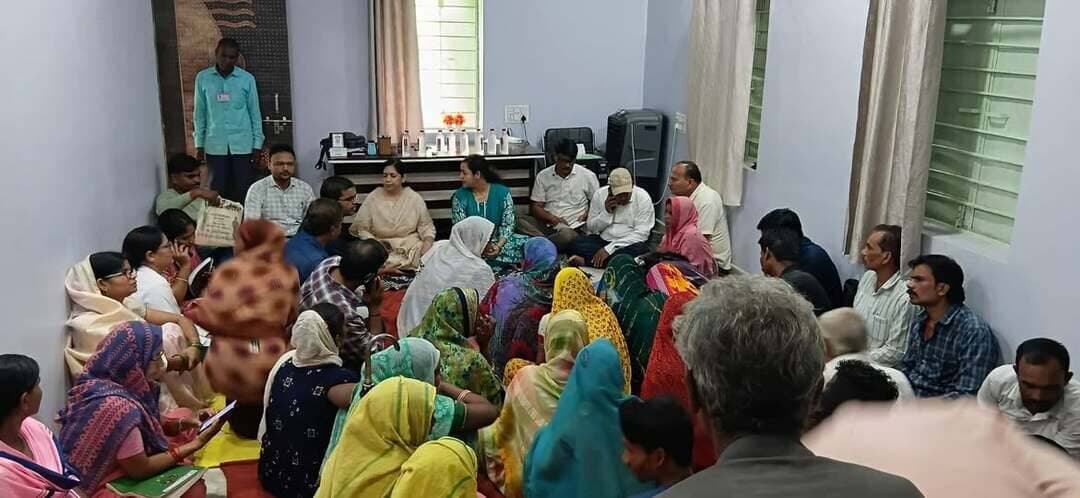 जन-विश्वास से... जन कल्याण
..
अनुविभागीय अधिकारी राजस्व श्रीमती अमृता गर्ग ने आज मुख्यमंत्री जन विश्वास अभियान के तहत ग्राम पंचायत गोरतरा में लोगों से संवाद कर उनकी समस्याओं और शिकायतों को जाना एवं यथासंभव निराकरण किया गया।
#शहडोल