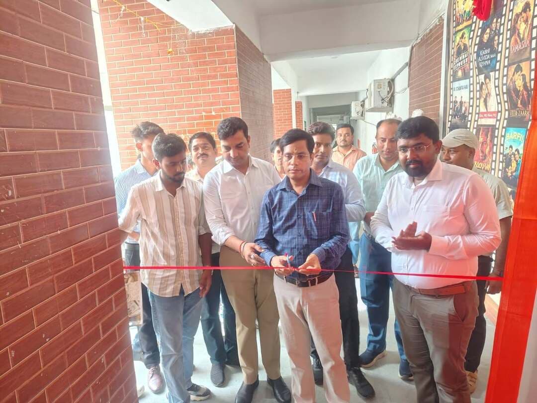 आज दिनांक 21.08.2026 को मोतिहारी कॉलेज ऑफ इंजीनियरिंग में “स्टार्टअप के लिए बाजार तक पहुंच एवं व्यवसाय के विस्तार” विषय पर एक विशेष कार्यक्रम का आयोजन किया गया। कार्यक्रम का आयोजन मोतिहारी कॉलेज ऑफ इंजीनियरिंग के स्टार्टअप सेल एवं जिला उद्योग केंद्र (DIC), पूर्वी चम्पारण के संयुक्त तत्वावधान में किया गया।
कार्यक्रम के मुख्य अतिथि उप विकास आयुक्त (DDC), पूर्वी चम्पारण रहे। इस अवसर पर महाप्रबंधक, जिला उद्योग केंद्र (DIC) एवं अनुमंडल पदाधिकारी, मोतिहारी विशिष्ट अतिथि के रूप में उपस्थित रहे।
कार्यक्रम का मुख्य उद्देश्य जिले के नवोदित एवं उभरते स्टार्टअप्स को बाजार उपलब्ध कराने, ग्राहकों तक पहुंच बनाने, उत्पादों के व्यावसायीकरण, ब्रांडिंग, निवेश के अवसर तथा व्यवसाय को बड़े स्तर पर विस्तार देने के संबंध में मार्गदर्शन प्रदान करना था। इस दौरान स्टार्टअप उद्यमियों एवं विद्यार्थियों के साथ बाजार की आवश्यकताओं, उत्पाद विकास एवं व्यावसायिक विस्तार की संभावनाओं पर विस्तृत चर्चा की गई।
कार्यक्रम के दौरान पांच स्टार्टअप उत्पादों का शुभारंभ एवं प्रदर्शन किया गया। इनमें—
1. ड्रोनसारथी प्राइवेट लिमिटेड — संस्थापक: शिवम कुमार
2. शिवखेलतंत्र प्राइवेट लिमिटेड — संस्थापक: शिवम कुमार ईश्वर
3. कूक्सी — संस्थापक: आयुष
4. पढ़ाक — संस्थापक: अंकुर
5. एक अन्य नवाचार आधारित स्टार्टअप उत्पाद का भी प्रदर्शन किया गया।
इन स्टार्टअप्स द्वारा विकसित उत्पादों एवं नवाचारों को अतिथियों के समक्ष प्रस्तुत किया गया। कार्यक्रम में स्टार्टअप संस्थापकों ने अपने उत्पादों, व्यावसायिक मॉडल एवं बाजार से जुड़ी संभावनाओं की जानकारी साझा की।
कार्यक्रम में जिला उद्योग केंद्र के परियोजना प्रबंधक श्री अशोक एवं श्री राजन, मोतिहारी कॉलेज ऑफ इंजीनियरिंग के फैकल्टी प्रभारी, स्टार्टअप सेल के सदस्य तथा विद्यार्थी समन्वयक उपस्थित रहे।
इस अवसर पर उपस्थित अधिकारियों ने युवा उद्यमियों एवं विद्यार्थियों को नवाचार और उद्यमिता के क्षेत्र में आगे बढ़ने के लिए प्रोत्साहित किया तथा सरकार द्वारा स्टार्टअप एवं उद्योगों को उपलब्ध कराई जा रही सहायता एवं सुविधाओं का लाभ उठाने का आह्वान किया।
कार्यक्रम के माध्यम से मोतिहारी एवं पूर्वी चम्पारण में स्टार्टअप संस्कृति को मजबूत करने, स्थानीय नवाचारों को बाजार से जोड़ने तथा युवाओं को रोजगार मांगने के बजाय रोजगार सृजित करने वाला उद्यमी बनाने की दिशा में महत्वपूर्ण पहल की गई।
Information & Public Relations Department, Government of Bihar