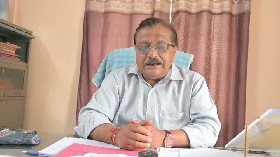 🐐 पशुपालन योजनाओं से स्वरोजगार की राह आसान, रुद्रप्रयाग में महिलाओं और पशुपालकों को मिल रहा लाभ
रुद्रप्रयाग में पशुपालन विभाग की विभिन्न योजनाएं ग्रामीणों, महिलाओं और आर्थिक रूप से कमजोर वर्गों के लिए *स्वरोजगार का मजबूत जरिया बन रही हैं।
🔹 महिला बकरी पालन योजना के तहत गरीब, निराश्रित, विधवा एवं तलाकशुदा महिलाओं को 3 बकरियां व 1 बकरा उपलब्ध कराया जा रहा है।
🔹 राज्य सेक्टर बकरी पालन योजना में 10 बकरियां व 1 बकरा देने के साथ 30 हजार रुपये तक का ऋण उपलब्ध कराया जा रहा है।
🔹 अनुसूचित जाति की महिलाओं के लिए बकरी पालन, गो पालन और भेड़ पालन योजनाओं का लाभ दिया जा रहा है।
🔹 बॉयलर पालन योजना के तहत लाभार्थियों को विभागीय सहायता के साथ 60 हजार रुपये तक का अनुदान दिया जा रहा है।
🔹 ग्राम्य गो सेवक योजना के तहत पांच आवारा नंदियों के पालन-पोषण पर लाभार्थी को 12 हजार रुपये प्रतिमाह दिए जा रहे हैं।
जिलाधिकारी विशाल मिश्रा के मार्गदर्शन में संचालित इन योजनाओं से ग्रामीण क्षेत्रों में रोजगार, आजीविका और आत्मनिर्भरता को बढ़ावा मिल रहा है। 🐄🐑
#Rudraprayag #पशुपालन #स्वरोजगार #महिला_सशक्तिकरण #आत्मनिर्भरता #Uttarakhand #GovernmentSchemes