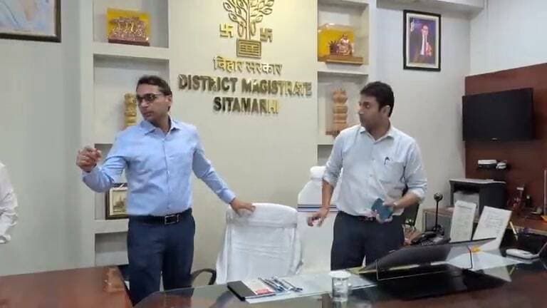 नए जिला पदाधिकारी तनय सुल्तानिया के स्वागत में आप देख रहे हैं समाहरणालय में किस तरह तैयारी की गई है?
नए जिला पदाधिकारी तनय सुल्तानिया के स्वागत की तैयारी
सीतामढ़ी: नए जिला पदाधिकारी तनय सुल्तानिया के स्वागत को लेकर समाहरणालय में विशेष तैयारियां की गई हैं. समाहरणालय परिसर में स्वागत की तैयारियां पूरी कर ली गई हैं. नए डीएम के आगमन को लेकर अधिकारियों और कर्मचारियों में भी उत्साह देखने को मिल रहा है.
गूगल पर पूछे जाने वाले सवाल:
नए जिला पदाधिकारी तनय सुल्तानिया कौन हैं?
तनय सुल्तानिया ने सीतामढ़ी डीएम का पदभार कब संभाला?
सीतामढ़ी के नए डीएम तनय सुल्तानिया का स्वागत कैसे किया गया?
समाहरणालय में नए डीएम के स्वागत की क्या तैयारी है?
तनय सुल्तानिया से सीतामढ़ी को क्या उम्मीदें हैं?
#टैग:
#Sitamarhi #SitamarhiPrimeNews #सीतामढ़ी #सीतामढ़ीप्राइम_न्यूज़ #तनयसुल्तानिया #नएडीएम #जिलापदाधिकारी #SitamarhiDM #BiharNews #BreakingNews #Collector #Samaharnalaya