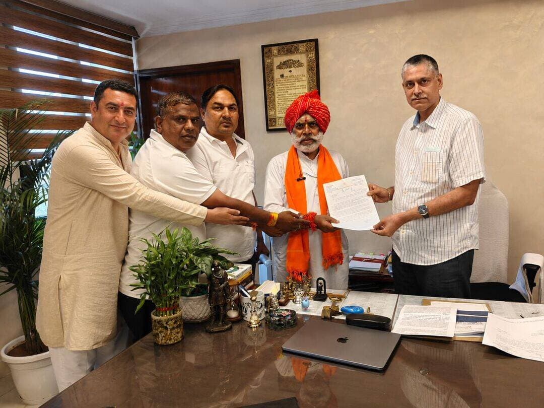 उमरड़ा के यूरेनियम मुद्दे को लेकर ACS अखिल अरोड़ा से मिले प्रतिनिधिमंडल
उदयपुर 21 अगस्त 2026 । जयपुर में ग्राम उमरड़ा में यूरेनियम अन्वेषण क्षेत्र के कारण विकास कार्यों पर पड़ रहे प्रभाव तथा ग्रामीणों की समस्याओं को लेकर उदयपुर ग्रामीण विधायक फूलसिंह मीणा, जिला परिषद सदस्य शंकर पटेल, मंडल उपाध्यक्ष राजेंद्र टांक एवं संजय खतुरिया ने राजस्थान मुख्यमंत्री कार्यालय में Additional Chief Secretary (ACS) अखिल अरोड़ा से मुलाकात कर उमरड़ा क्षेत्र के यूरेनियम मुद्दे पर विस्तृत चर्चा की।
विधायक फूलसिंह मीणा ने कहा कि ग्राम पंचायत उमरडा के राजस्व ग्राम उमरड़ा में समस्त विकासात्मक कार्यों पर प्रतिबंध लगाया गया है। ग्राम पंचायत द्वारा जानकारी प्राप्त करने पर यूरेनियम जोन घोषित होने तथा बस्तियों को प्रतिबंधित करने एवं विकासात्मक कार्यों से पृथक करने संबंधी जानकारी प्राप्त हुई है। ग्राम उमरडा क्षेत्र में वर्षों पुरानी बसावट एवं घनी आबादी विद्यमान है। ग्राम में चौकवाडा, हेमला डूंग, तगड़ा फला, डूंग चौराहा, वंद का फला, पटेलो का फला, चारभुजा मंदिर, राजकीय माध्यमिक विद्यालय, राजकीय प्राथमिक विद्यालय, पटवार भवन, बालिका छात्रावास, उप स्वास्थ्य केन्द्र, पानी की टंकी सहित आमजन के सैकड़ों मकान बने हुए हैं तथा खेती की भूमि है।
ग्राम पंचायत द्वारा उपलब्ध जानकारी के अनुसार ग्राम उमरडा की लगभग 70 प्रतिशत आबादी निवासरत क्षेत्र में है। उपखण्ड कार्यालय गिर्वा एवं उदयपुर विकास प्राधिकरण (UDA) द्वारा जारी पट्टों पर मकान बन चुके हैं एवं निर्माण प्रगतिरत हैं तथा सम्पूर्ण क्षेत्र उदयपुर विकास प्राधिकरण के मास्टर प्लान-2031 में आवासीय दर्ज है।
ग्राम पंचायत उमरडा द्वारा केन्द्र एवं राज्य सरकार की विभिन्न लोककल्याणकारी योजनाओं का क्रियान्वयन किया जाता है। वर्तमान प्रतिबंधों के कारण इन योजनाओं एवं ग्रामवासियों की मूलभूत आवश्यकताओं से संबंधित विकास कार्य प्रभावित हो रहे हैं। ग्राम पंचायत उमरड़ा की लगभग 70 प्रतिशत आबादी यूरेनियम जोन में निवासरत होने के कारण निवासरत नागरिकों की आधारभूत सुविधाओं (चिकित्सा, शिक्षा, पेयजल, सड़क, बिजली, आवास, पट्टा इत्यादि) के संबंध में विकासात्मक कार्यों हेतु आवश्यक मार्गदर्शन/अनापत्ति प्रदान करवाने की कृपा करें। साथ ही वास्तविक प्रभावित क्षेत्र का स्पष्ट सीमांकन करवाकर गैर-प्रभावित क्षेत्र में विकास कार्यों को अनावश्यक रूप से बाधित न होने दिया जाए। ग्रामवासियों के जनहित एवं मूलभूत सुविधाओं को ध्यान में रखते हुए प्रकरण में शीघ्र आवश्यक कार्यवाही करने की कृपा करें।
भाजपा उदयपुर ग्रामीण विधानसभा मिडिया प्रभारी बी.एल. डांगी ने बताया कि प्रतिनिधिमंडल ने ACS अखिल अरोड़ा को राजस्थान के मुख्यमंत्री भजनलाल शर्मा के नाम ज्ञापन देते हुए बताया कि यूरेनियम अन्वेषण क्षेत्र के कारण ग्राम उमरड़ा में विकास कार्य, भूमि कन्वर्जन, नामांतरण एवं निर्माण स्वीकृतियों से संबंधित समस्याएं उत्पन्न हो रही हैं। प्रतिनिधिमंडल ने ग्राम की आबादी, पंचायत भवन, विद्यालय, मंदिर, आवासीय मकानों, किसानों की भूमि तथा आधारभूत सुविधाओं की स्थिति से भी अवगत कराया और मांग रखी कि यूरेनियम अन्वेषण क्षेत्र का वास्तविक एवं स्पष्ट सीमांकन कराया जाए तथा प्रभावित और गैर-प्रभावित क्षेत्र को खसरा-वार स्पष्ट किया जाए, ताकि गैर-प्रभावित क्षेत्र के ग्रामीणों के सामान्य विकास कार्य अनावश्यक रूप से बाधित न हों।
इसके पश्चात प्रतिनिधिमंडल ने Atomic Minerals Directorate (AMD), Western Region के क्षेत्रीय निदेशक से उनके कार्यालय में मुलाकात की। इस दौरान ग्रामीणों की समस्याओं को विस्तार से रखते हुए ग्राम उमरड़ा की आबादी एवं वहां स्थित सार्वजनिक संस्थानों तथा आधारभूत सुविधाओं के संबंध में आवश्यक मार्गदर्शन एवं समाधान की मांग की गई एवं ग्राम उमरड़ा, तहसील गिर्वा, जिला उदयपुर के यूरेनियम जोन में आधारभूत सुविधाओं (चिकित्सा, शिक्षा, पेयजल, सड़क, बिजली, आवास, पट्टा इत्यादि) के विकास कार्यों हेतु मार्गदर्शन/अनापत्ति प्रदान करवाने के लिये कहा।
प्रतिनिधिमंडल ने AMD के समक्ष विशेष रूप से मांग रखी कि वास्तविक प्रभावित क्षेत्र का खसरा-वार सीमांकन किया जाए और गैर-प्रभावित क्षेत्र में विकास कार्यों, कन्वर्जन, नामांतरण एवं निर्माण स्वीकृतियों का रास्ता स्पष्ट किया जाए। साथ ही जिला प्रशासन, UDA एवं AMD की संयुक्त बैठक/जनसुनवाई आयोजित कर ग्रामीणों की समस्याओं का स्थायी समाधान निकालने की मांग की गई।
प्रतिनिधिमंडल की प्रमुख मांगें - यूरेनियम अन्वेषण क्षेत्र का स्पष्ट एवं खसरा-वार सीमांकन। प्रभावित एवं गैर-प्रभावित क्षेत्र का अधिकृत नक्शा एवं विवरण उपलब्ध कराना। ग्राम उमरड़ा की आबादी एवं सार्वजनिक संस्थानों को अनावश्यक प्रतिबंधों से सुरक्षित रखना। गैर-प्रभावित क्षेत्र में विकास कार्य, कन्वर्जन, नामांतरण एवं निर्माण स्वीकृतियों का रास्ता खोलना। UDA, AMD एवं जिला प्रशासन की संयुक्त बैठक/जनसुनवाई आयोजित करना।
प्रतिनिधिमंडल ने स्पष्ट किया कि ग्रामीण राष्ट्रीय हित में यूरेनियम अन्वेषण से संबंधित गतिविधियों के विरोधी नहीं हैं। उनकी मुख्य मांग यह है कि ग्राम की आबादी, किसानों की भूमि एवं आम नागरिकों की मूलभूत सुविधाएं अनावश्यक रूप से प्रभावित न हों और वास्तविक स्थिति के आधार पर न्यायसंगत एवं पारदर्शी व्यवस्था बनाई जाए।
प्रतिनिधिमंडल को उम्मीद है कि मुख्यमंत्री कार्यालय एवं संबंधित विभागों के स्तर पर इस विषय को गंभीरता से लेते हुए शीघ्र समाधान की दिशा में आवश्यक कार्यवाही की जाएगी.
