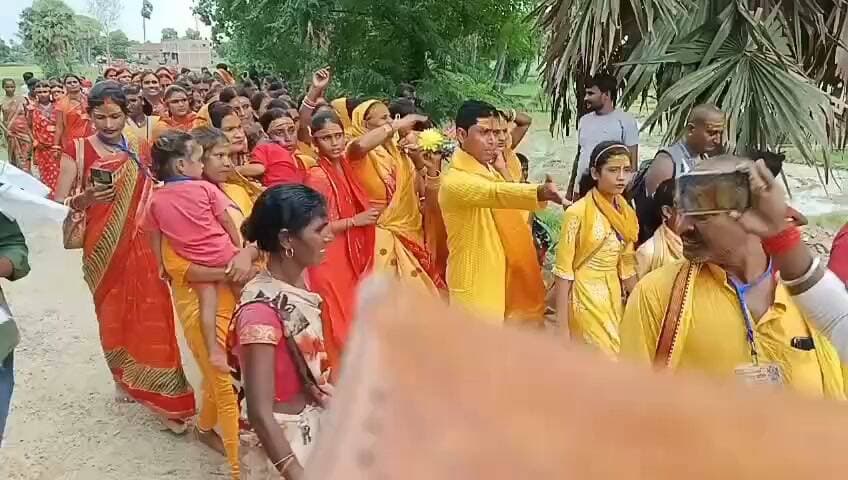 फतुहा से वाणावर तक 551 फीट की बोल बम कांवर यात्रा, भक्तों में उत्साह
फतुहा। सावन के पावन अवसर पर फतुहा से वाणावर तक आयोजित होने वाली 551 फीट की बोल बम कांवर यात्रा को लेकर श्रद्धालुओं में खासा उत्साह देखने को मिल रहा है। यात्रा में शामिल होने वाले सभी भक्तजनों से निर्धारित समय पर श्यामनगर पहुंचने की अपील की गई है।
आयोजकों के अनुसार सभी कांवरिया भक्त सुबह 8 बजे श्यामनगर से सुरक्षित वाहन के माध्यम से प्रस्थान करेंगे। श्रद्धालुओं से समय पर पहुंचकर यात्रा में शामिल होने का आग्रह किया गया है।
आयोजकों ने कहा कि इस तरह का अवसर बार-बार नहीं मिलता। अधिक से अधिक भक्तों से कांवर यात्रा में शामिल होकर भगवान भोलेनाथ का आशीर्वाद प्राप्त करने की अपील की गई है।
हर-हर महादेव! बोल बम!
संपर्क: 6206950158