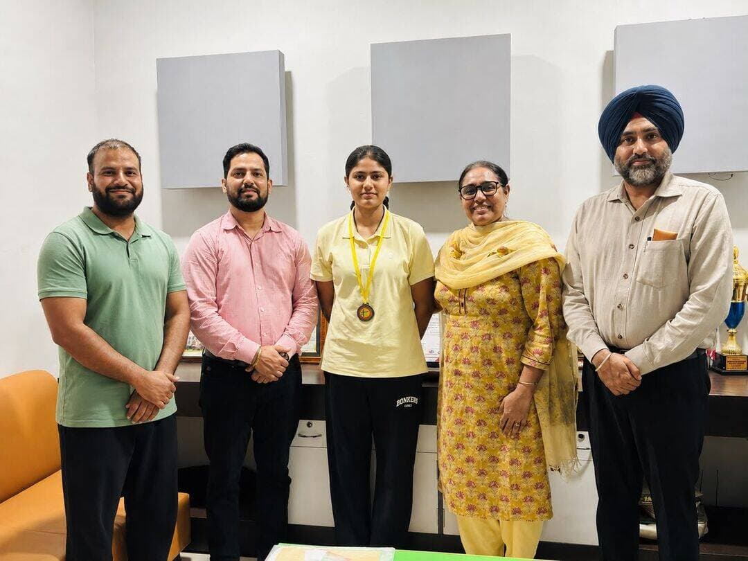 गाडविन पब्लिक स्कूल घल्लू की होनहार छात्रा अनहद कौर ने जिला स्तरीय आर्चरी में जीता ब्रॉन्ज
अनहद ने अंडर-17 वर्ग की कंपाउंड आर्चरी में उपलब्धि हासिल कर इलाके व विद्यालय का नाम किया रोशन
प्रदर्शन के बलबूते स्टेट लेवल के लिये सिलेक्शन,पहले नैशनल स्तर पर पदक जीत कर रच चुकी इतिहास
अनहद कौर की उपलब्धि पर समूची मैनेजमेंट को गर्व: मैडम लखविंद्र कौर बराड़
एडवोकेट मनिंद्र सिंह सरां और बेस्ट टीचर अवार्डी प्रिंसिपल श्रीमती नवजीत कौर की बेटी है अनहद
फाजिल्का,21 अगस्त(सोनू वर्मा): गाडविन पब्लिक स्कूल घल्लू की होनहार छात्रा एवं एडवोकेट मनिंदर सिंह सरां की बेटी अनहद कौर ने एक बार फिर अपनी प्रतिभा का शानदार प्रदर्शन करते हुए आर्चरी के क्षेत्र में सफलता हासिल की है। जिला स्तरीय आर्चरी प्रतियोगिता में अनहद कौर ने अंडर-17 वर्ग की कंपाउंड आर्चरी स्पर्धा में ब्रॉन्ज मेडल जीतकर विद्यालय, परिवार और जिले का नाम रोशन किया। इस शानदार प्रदर्शन के आधार पर उनका स्टेट लेवल प्रतियोगिता के लिए चयन हुआ है।
गौरतलब है कि अनहद कौर इससे पहले भी आर्चरी के क्षेत्र में अपनी प्रतिभा का लोहा मनवा चुकी हैं। इससे पहले उन्होंने इंफाल (मणिपुर) में आयोजित 69वीं नेशनल स्कूल गेम्स आर्चरी चैंपियनशिप में अंडर-19 आयु वर्ग की कंपाउंड आर्चरी टीम इवेंट में कांस्य पदक जीतकर जिले का नाम राष्ट्रीय स्तर पर रोशन किया था। उनकी उस उपलब्धि को इसलिए भी ऐतिहासिक माना गया था क्योंकि अंडर-19 कंपाउंड आर्चरी वर्ग में राष्ट्रीय स्तर पर पदक जीतने वाली वह जिले की पहली खिलाड़ी बनी थीं।
अब जिला स्तरीय प्रतियोगिता में अंडर-17 कंपाउंड वर्ग में ब्रॉन्ज मेडल जीतने के बाद स्टेट लेवल के लिए चयनित होना अनहद की निरंतर मेहनत और खेल के प्रति समर्पण को दर्शाता है। कम उम्र में लगातार बेहतर प्रदर्शन कर रही अनहद ने यह साबित किया है कि सही मार्गदर्शन, अनुशासन और दृढ़ संकल्प के साथ बेटियां किसी भी क्षेत्र में ऊंचा मुकाम हासिल कर सकती हैं।
इस मौके पर विद्यालय के डीपी मोहित सर ने अनहद की उपलब्धि पर खुशी जताते हुए कहा कि वह नियमित अभ्यास और पूरी एकाग्रता के साथ आर्चरी में आगे बढ़ रही हैं। जिला स्तर पर पदक जीतकर स्टेट लेवल के लिए चयनित होना उनके लिए एक और महत्वपूर्ण उपलब्धि है। उन्होंने उम्मीद जताई कि अनहद आगामी प्रतियोगिताओं में भी शानदार प्रदर्शन करेंगी।
गाडविन पब्लिक स्कूल घल्लू के मैनेजिंग डायरेक्टर जगजीत सिंह बराड़ ने अनहद कौर को बधाई देते हुए कहा कि विद्यालय के विद्यार्थियों की खेल प्रतिभा को निखारने के लिए निरंतर प्रोत्साहित किया जाता है। उन्होंने अनहद के उज्ज्वल भविष्य की कामना करते हुए कहा कि वह इसी मेहनत और लगन के साथ आगे बढ़ती रहें।
मैनेजमेंट कमेटी की सदस्य लखविंदर कौर बराड़ ने भी अनहद को बधाई देते हुए कहा कि उनकी उपलब्धि पूरे विद्यालय परिवार के लिए गर्व की बात है। उन्होंने कहा कि अनहद ने अपनी मेहनत से यह संदेश दिया है कि बेटियां अवसर मिलने पर हर क्षेत्र में अपनी अलग पहचान बना सकती हैं।
विद्यालय के प्रिंसिपल अभिलेख शर्मा ने कहा कि अनहद पढ़ाई के साथ-साथ खेलों में भी लगातार शानदार प्रदर्शन कर रही हैं। आर्चरी में जिला स्तर पर ब्रॉन्ज मेडल और स्टेट लेवल के लिए चयन उनकी प्रतिभा और मेहनत का परिणाम है। विद्यालय परिवार को उनकी उपलब्धि पर गर्व है।
इस मौके पर अनहद कौर के माता-पिता एडवोकेट मनिंदर सिंह सरां तथा सरकारी सीनियर सेकेंडरी स्कूल कबूलशाह खुब्बन की प्रिंसिपल एवं पंजाब सरकार से स्टेट लेवल बेस्ट टीचर अवार्ड से सम्मानित श्रीमती नवजीत कौर ने बेटी की उपलब्धि पर खुशी जताते हुए कहा कि अनहद ने एक बार फिर परिवार और विद्यालय का नाम रोशन किया है। उन्होंने कहा कि आर्चरी कोच रवि कुमार सर के मार्गदर्शन में अनहद लगातार मेहनत कर रही हैं और अब स्टेट लेवल पर चयन उनके लिए एक और महत्वपूर्ण पड़ाव है। उन्होंने उम्मीद जताई कि अनहद आगामी प्रतियोगिता में भी शानदार प्रदर्शन कर जिले का नाम रोशन करेंगी।
