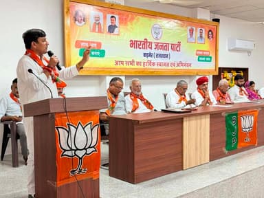 भाजपा ने चुनावी बिगुल फूंका
नगर परिषद में भाजपा का बोर्ड बनेगा:-अनंत राम विश्नोई
भारतीय जनता पार्टी बाड़मेर की जिला संगठन तथा शहर के प्रबुद्ध जन कार्यकर्ताओं की बैठक का आयोजन पार्टी कार्यालय में संपन्न हुआ। भाजपा जिला मीडिया प्रभारी ललित बोथरा ने बताया कि उक्त बैठक को संबोधित करते हुए जिला संगठन प्रभारी नरेंद्र सिंह कच्छवाह ने पूरी ताकत के साथ कार्यकर्ताओं को चुनावी समर में कूदने का आह्वान किया। उन्होंने कहा कि पिछले 15 साल से बाड़मेर नगर परिषद का बोर्ड भ्रष्टाचार में डूबा हुआ है आमजन को किसी तरह की कोई राहत नहीं मिली है ।आम आदमी दुखी तथा व्यथित हैं ।ऐसे समय में वह भाजपा की तरफ मुंह किए खड़ा है। उन्होंने कहा कि कार्यकर्ताओं को मेहनत की पराकाष्ठा के साथ नगर परिषद में भाजपा का बोर्ड बनाना है। बैठक को संगठन सहसंयोजक महेश भी चौहान ने संबोधित करते हुए कहा कि भाजपा ही एक ऐसी पार्टी है जो केडर बेस पार्टी है जहां कार्यकर्ताओं को उचित प्रतिनिधित्व तथा सम्मान मिलता है। उन्होंने कहा कि पूरी ताकत के साथ मेहनत करके नगर परिषद में भाजपा का बोर्ड बनाना है। बैठक को भाजपा जिला अध्यक्ष अनंत राम बिश्नोई ने संबोधित करते हुए कहा कि नगर परिषद के चुनाव की घोषणा के बाद भाजपा की यह प्रथम बैठक है। उन्होंने कहा कि प्रत्याशी चयन में जीताऊ तथा टिकाऊ उम्मीदवार के चयन को ही प्राथमिकता दी जाएगी । उन्होंने कहा कि आज बैठक मे उपस्थित अधिकांश लोग ऐसे हैं जिन्हें लंबे समय तक चुनाव लड़ने या लड़ाने का अनुभव है। भाजपा जिला अध्यक्ष ने कहा कि अब की बार बाड़मेर नगर परिषद में पूर्ण बहुमत की भाजपा सरकार बनाने जा रही है इस हेतु अभी से ही कार्यकर्ताओं को कमर कसनी चाहिए। उन्होंने अपने संबोधन में चुनावी रणनीति का आगाज करते हुए हर वार्ड में प्रभारी तथा संयोजक की नियुक्ति की घोषणा की। उन्होंने कहा कि पिछले 15 साल के कांग्रेस के कार्यकाल के गड्ढों को भरने में समय लगेगा लेकिन पार्टी के कार्यकर्ता पूरी ईमानदारी के साथ बाड़मेर को स्वच्छ सुंदर तथा आदर्श शहर बनाएंगे। उन्होंने वार्ड की रचना बताते हुए कहा कि प्रत्येक वार्ड में अस्थाई बूथ समिति तथा अस्थाई पन्ना प्रमुख बनाने हैं वोटर लिस्ट में ग्रेडिंग लगाकर काम करना है। कमल का फूल ही उम्मीदवार है इस बात का हमें ध्यान रखना है। वार्ड का व्हाट्सएप ग्रुप बनाकर उसमें पूरे मोहल्ले को जोड़ना है ।युवा कार्यकर्ता तथा महिला कार्यकर्ता की टोली बनाकर उनकी सूची तैयार करनी है। वार्ड में प्रत्याशी को चुनाव कार्यालय खोलना ,समाज के प्रमुख लोगों की सूची बनाना, नुक्कड़ सभाएं करना, पुराने कार्यकर्ताओं से मिलना तथा सकारात्मक सोच के साथ आगे बढ़ना है। उन्होंने विपक्षी पार्टी के कार्यकर्ताओं को अधिक से अधिक संख्या में भाजपा ज्वाइन करने का काम भी प्राथमिकता से करने के लिए आग्रह किया है। बैठक को पूर्व सांसद मेजर मानवेंद्र सिंह ने संबोधित करते हुए कहा कि अब समय आ गया है कि हम बाड़मेर की नगर परिषद में अपना बोर्ड बनाएं। उन्होंने कहा है कि जनता पूरी तरह से तैयार है हमें वोट की चोट से नगर परिषद पर भाजपा का अध्यक्ष बैठाना है। निकाय चुनाव प्रभारी प्रताप सिंह ने लक्ष्य लेकर आगे बढ़ाने की बात कही। उन्होंने कार्यकर्ताओं को चुनावी समर में कूदने का आह्वान किया ।बैठक को प्रदेश कार्य समिति सदस्य दिलीप पालीवाल ,पूर्व भाजपा जिला अध्यक्ष स्वरूप सिंह खारा ,बाड़मेर भाजपा प्रत्याशी दीपक कड़वासरा ने भी संबोधित किया। भाजपा जिला मीडिया प्रमुख ललित बोथरा ने बताया कि उक्त बैठक में जिला महामंत्री देवीलाल कुमावत तथा महावीर सिंह चूली, वरिष्ठ भाजपा नेता रतनलाल बोहरा एवं स्वरूप सिंह चाडी, जिला उपाध्यक्ष गंगा विसन अग्रवाल, रमेश सिंह ईन्दा, रमेश शर्मा, बालाराम गोदारा, लूणकरण बोथरा, मनीष मेघवाल , गादान मंडल अध्यक्षस्वरूप सिंह लगेरा, किशन बोहरा, अमृतलाल जैन, मिर्चुमल कृपलानी, पृथ्वी चांडक, बलवंत सिंह भाटी, अनीता चौहान, गजेंद्र सिंह, रेखा चांडक, ईश्वर नवल, दिलीप सिंधी, संपत सिंह भंवरिया, राजाराम सराफ, पुरखाराम मांजू, कैलाश कोटडिया, एडवोकेट नरेश , धनराज जोशी सहित सैकड़ो कार्यकर्ता उपस्थित थे।
BJP Rajasthan CMO Rajasthan Manvendra Singh Jasol Dr Priyanka Chaudhary Swaroop Singh Khara