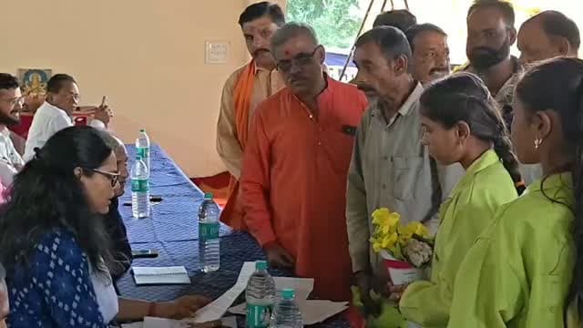 कलेक्टर श्रीमती राखी सहाय ने ग्राम अमिलिया में आयोजित जन संवाद कार्यक्रम में सुनी ग्रामीणों की समस्या