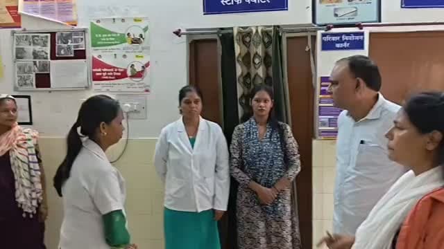 कलेक्टर श्रीमती राखी सहाय , सी ई ओ जिला पंचायत अभय सिंह ने ग्राम मालाचुआ में स्वास्थ्य संबंधी शिकायत मिलने पर आरोग्य मंदिर का किया अवलोकन,