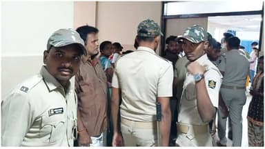 ଜୟପୁର: ରାଜ ରାସ୍ତା କଡ଼ରେ ଛୁରୀ ଭୁଷି ଯୁବକଙ୍କୁ ହତ୍ୟା ଅଭିଯୋଗ। ଭଣଜା ହତ୍ୟାକୁ ନେଇ ମାମୁ କଣ ସନ୍ଦେହ କରୁଛନ୍ତି ଶୁଣନ୍ତୁ। ଜୟପୁର ବୋରିଗୁମ୍ମା ରାସ୍ତାର LIC ଅଫିସ ନିକଟ ପେପର ମିଲ ରାସ୍ତାରେ ଘଟିଛି ଘଟଣା ।