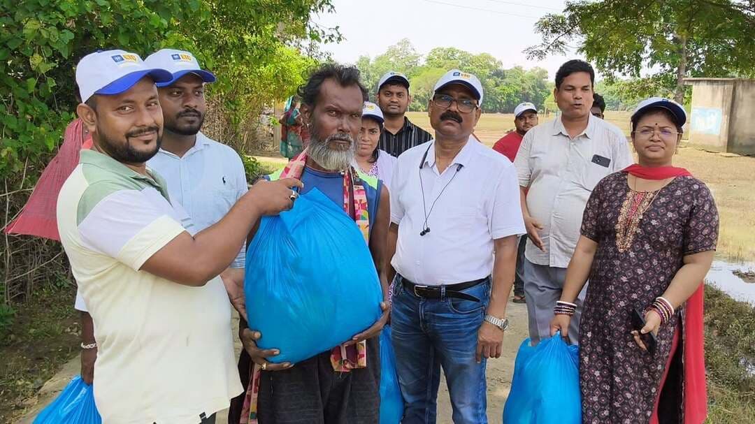 #LIC_India_ବାଲେଶ୍ଵର_ଶାଖା_ପକ୍ଷରୁ_ବନ୍ୟା_ବିପନ୍ନଙ୍କୁ_ଶୁଖିଲା_ଖାଦ୍ୟ_ବଣ୍ଟନ ।।।
ବାଲେଶ୍ଵର ଜିଲ୍ଲା ବସ୍ତା ବ୍ଲକ ବାସୁଚକୁରାଇ ପଞ୍ଚାୟତ ର ଆଦିବାସୀ ସାହି ଓ ଇଡଦା ପଞ୍ଚାୟତ ର କାଳୁଖା ଗ୍ରାମରେ ଏଲ ଆଇ ସି ଇଣ୍ଡିଆ ବାଲେଶ୍ଵର ଶାଖା ପକ୍ଷରୁ ୧୨ଦିନ ଧରି ଜଳକା ନଦୀ ବନ୍ୟା ଘେରରେ ରହିଥିବା ପରିବାର କୁ ଶୁଖିଲା ଖାଦ୍ୟ ବଣ୍ଟନ କରି ଦୁଃଖ ର ସାଥି ହୋଇଥିବା ଦେଖିବାକୁ ମିଳିଛି ।
କାର୍ଯ୍ୟକ୍ରମ ରେ ଶାଖା ର ସମସ୍ତ କର୍ମଚାରି ଉପସ୍ଥିତ ରହି ଏହି ବଣ୍ଟନ କରିଥିଲେ ।
#flooding #riverside #BASTA #balasore #distribution #LICIndia
Odisha Police Organisation
Mahima TV Ajit Kumar Sahoo Journalist Rajesh Giri Rajkishore Behera