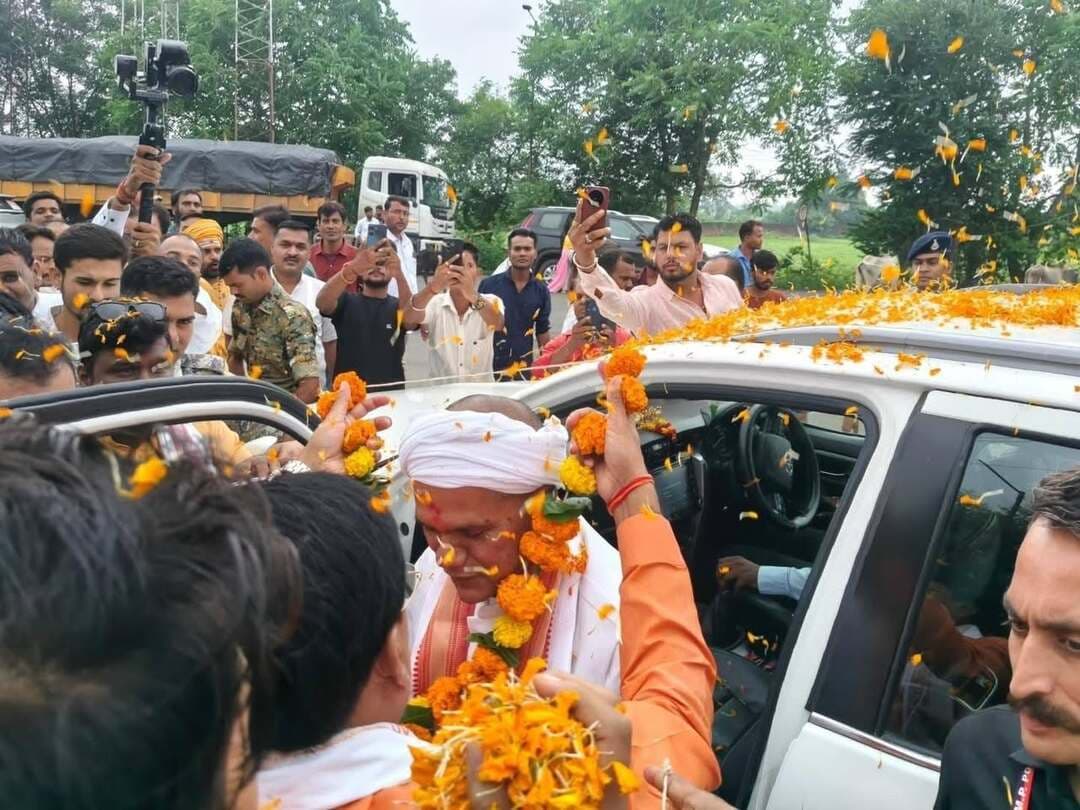 धर्म, सेवा, सदाचार एवं सनातन संस्कारों को जीवन में अपनाओ: संत श्री रावतपुरा सरकार
==
सांसद राहुल सिंह लोधी के आग्रह पर बांदकपुर पहुंचे संत श्री, श्रद्धालुओं ने किया भव्य स्वागत
==
संत रावतपुरा सरकार ने श्री देव जागेश्वरनाथ धाम में किए भगवान भोलेनाथ का किया अभिषेक
==
दमोह लोकसभा क्षेत्र के सांसद श्री राहुल सिंह लोधी के आग्रह पर परम श्रद्धेय संत अनंत विभूषित 1000 श्री रविशंकर जी महाराज (रावतपुरा सरकार) का शुक्रवार को प्रसिद्ध तीर्थस्थल श्री देव जागेश्वरनाथ धाम, बांदकपुर में आगमन हुआ। संत श्री के आगमन को लेकर श्रद्धालुओं में विशेष उत्साह और श्रद्धाभाव देखने को मिला।
संत रावतपुरा सरकार के आगमन पर सिहोरा टोल नाका पहुंचकर प्रदेश के संस्कृति, पर्यटन, धार्मिक न्यास एवं धर्मस्व राज्यमंत्री धर्मेंद्र सिंह लोधी, दमोह सांसद राहुल सिंह लोधी, हटा विधायक उमा देवी खटीक, श्याम शिवहरे सहित अन्य जनप्रतिनिधियों, गणमान्य नागरिकों ने उनका आत्मीय एवं भव्य स्वागत किया।
बांदकपुर धाम पहुंचने पर संत श्री रविशंकर जी महाराज ने श्री देव जागेश्वरनाथ जी के पावन दरबार में पहुंचकर भगवान भोलेनाथ के विधिवत दर्शन किए तथा जलाभिषेक कर देश-प्रदेश में सुख, शांति, समृद्धि एवं जनकल्याण की कामना की। संत श्री की उपस्थिति से मंदिर परिसर का वातावरण आध्यात्मिक एवं भक्तिमय हो गया।
इस अवसर पर सांसद श्री राहुल सिंह लोधी की ओर से संत श्री रविशंकर जी महाराज के साथ पधारे संत-महात्माओं एवं ब्राह्मणों के लिए विशेष ब्राह्मण भोज का आयोजन किया गया।
#damoh #Damoh