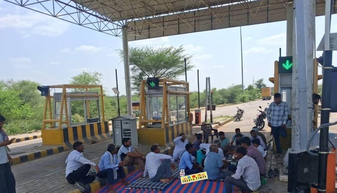 तेहनदेसर टोल पर धरना शुरू लगातार रोङ पर जलभराव, खड्डा का स्थायी समाधान न होने के कारण आक्रोशित जनता ने संभाला मोर्चा