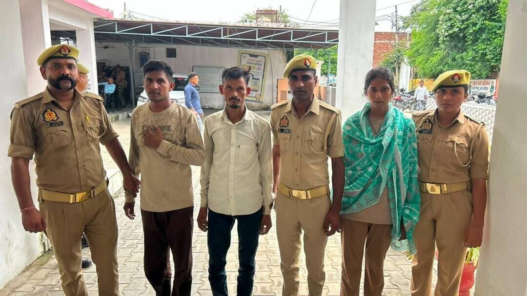 संभल लुटेरी दुल्हन गेंग का खुलासा हिडेन कैमरा लगा कर अश्लील वीडियो बना कर करते थे ब्लैक मेल,एक महिला सहित तीन लोगों को किया गया गिरफ्तार,गिरफ्तार आरोपी गेंग के लोग शादी कराके करते थे ठगी,आरोपी महिला लोगों का सामान लेकर हो जाती थी फरार,इन लोगों के खिलाफ पांच केस आ चुके है सामने,यह लोग भोले भाले बिना शादी वाले लोगों कों भी शादी करवाने के नाम पर करते थे ठगी,इस गेंग के लोग प्रेम जाल में फंसाकर होटल के कमरे में बनाते थे अश्लील वीडियो,वीडियो बना कर करते थे ब्लैक मेल,पूरी घटना का एसपी नें किया खुलासा,थाना रजपुरा क्षेत्र का मामला।