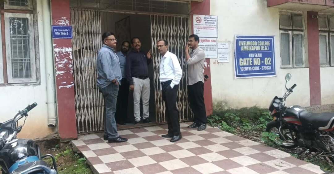 कलेक्टर एवं वरिष्ठ पुलिस अधीक्षक ने किया पॉलिटेक्निक एवं लाईवलीहुड कॉलेज अम्बिकापुर का निरीक्षण
NEET PG परीक्षा की तैयारियों का लिया जायजा, परीक्षार्थियों की सुविधा एवं सुरक्षा पर विशेष जोर
@chhattisgarhcmo @dpr.chhattisgarh