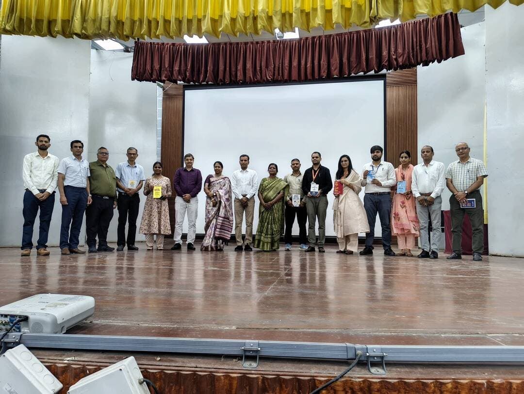 क्षेत्रीय रेल प्रशिक्षण संस्थान, उदयपुर में पुस्तक समीक्षा प्रतियोगिता का सफल आयोजन
उदयपुर। नगर राजभाषा कार्यान्वयन समिति (नराकास), उदयपुर के तत्वावधान में क्षेत्रीय रेल प्रशिक्षण संस्थान, उदयपुर में 20 अगस्त को पुस्तक समीक्षा प्रतियोगिता का आयोजन किया गया। प्रशिक्षणार्थियों में पठन-पाठन की संस्कृति को बढ़ावा देने के उद्देश्य से संस्थान परिसर में पुस्तक प्रदर्शनी भी लगाई गई। प्रतियोगिता में नराकास के सदस्य विभिन्न केंद्रीय सरकारी विभागों से आए 8 प्रतिभागियों ने विभिन्न विधाओं की पुस्तकों की समीक्षा प्रस्तुत की। कार्यक्रम में मुख्य अतिथि नराकास के सदस्य सचिव श्री गिरिराज पालीवाल रहे तथा अध्यक्षता संस्थान के प्राचार्य श्री जय प्रकाश ने की। कार्यक्रम में संस्थान के अधिकारी, प्रशिक्षक एवं लगभग 700 प्रशिक्षणार्थी उपस्थित रहे।
प्रतियोगिता में काशी का अस्सी, गबन, रामराज्य, चित्रलेखा, गुनाहों का देवता सहित आठ पुस्तकों की समीक्षा की गई। प्रतियोगिता की विशेष अतिथि एवं निर्णायक वरिष्ठ साहित्यकार डॉ. चंद्रकांता बंसल तथा श्रीमती किरण बाला ‘किरन’ थीं। निर्णायकों ने प्रतिभागियों की प्रस्तुतियों पर प्रकाश डालते हुए पठन के साथ आत्म-विवेचना तथा साहित्य की व्यक्ति और समाज के निर्माण में महत्वपूर्ण भूमिका पर जोर दिया।
कार्यक्रम के दौरान प्राचार्य श्री जय प्रकाश ने हेक्टर गार्सिया एवं फ्रांसेस्क मिरालेस की प्रसिद्ध पुस्तक ‘इकिगाई’ की संक्षिप्त समीक्षा प्रस्तुत की। उन्होंने बताया कि ‘इकिगाई’ जापानी जीवन-दर्शन है, जिसका अर्थ है ‘जीने का उद्देश्य’। उन्होंने पुस्तक के संदेश को रेखांकित करते हुए कहा कि अपने उद्देश्य को पहचानना, छोटी खुशियों को अपनाना और जीवन को सार्थक बनाना ही संतुष्ट जीवन की दिशा है।
प्रतियोगिता में श्री संदीप दास, भारतीय मानव विज्ञान सर्वेक्षण एवं श्री कृष्ण नारायण माथुर, बैंक ऑफ बड़ौदा संयुक्त रूप से प्रथम, श्रीमती कृष्णा भाटी, भारतीय मानव विज्ञान सर्वेक्षण द्वितीय तथा श्री योगेंद्र कुमार मिश्रा, क्षेत्रीय रेल प्रशिक्षण संस्थान, उदयपुर तृतीय स्थान पर रहे। सभी प्रतिभागियों एवं अतिथियों को प्रोत्साहन स्वरूप पुस्तकें स्मृति-चिह्न के रूप में भेंट की गईं।
कार्यक्रम का समापन श्री मुकेश कुमार जांगिड़, सहायक परिवहन प्रबंधक द्वारा धन्यवाद ज्ञापन के साथ हुआ। यह आयोजन प्रशिक्षणार्थियों में पठन, चिंतन और आत्म-विवेचना की संस्कृति को बढ़ावा देने की दिशा में एक सार्थक पहल रहा।