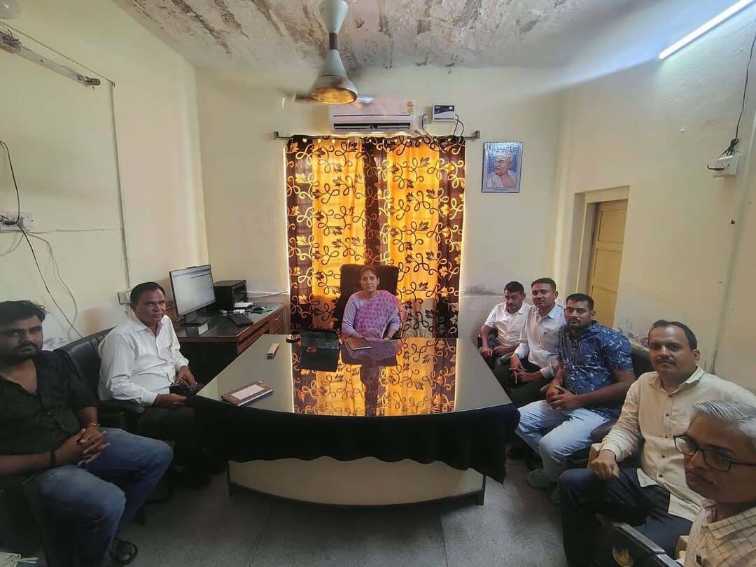 *उम्मीदवार व्यय प्रकोष्ठ के पर्यवेक्षण में प्रिंटिंग प्रेस प्रतिनिधियों की बैठक आयोजित*
डीडवाना-कुचामन, 21 अगस्त। उम्मीदवार व्यय प्रकोष्ठ द्वारा प्रिंटिंग प्रेस स्वामियों और प्रतिनिधियों के साथ बैठक शुक्रवार को जिला कोष कार्यालय में आयोजित हुई।
बैठक को लोक प्रतिनिधित्व अधिनियम 1951 की धारा 127-क की पालना सुनिश्चित करने के उद्देश्य से बुलाई गई थी। बैठक में उपस्थित सभी प्रिंटिंग प्रेस स्वामियों और प्रतिनिधियों को लोक प्रतिनिधित्व अधिनियम 1951 की धारा 127-क के तहत चुनावी सामग्री की छपाई से जुड़े कड़े नियमों से अवगत कराया गया और उनकी अनिवार्य रूप से पालना करने के निर्देश दिए गए।
इस दौरान बैठक में क्षेत्र के प्रमुख प्रिंटिंग प्रेस (जैसे गोल्ड ऑफसेट, चन्द्रा ऑफसेट, नेशनल ऑफसेट, राज फ्लेक्स, श्री सांई ऑफसेट, दिव्या ऑफसेट, सैनी ऑफसेट, जेएसएम ऑफसेट, सैनी फ्लेक्स पॉइंट, बजरंगबली ऑफसेट और विजय ऑफसेट) के प्रतिनिधियों ने भाग लिया । बैठक का संचालन और पर्यवेक्षण प्रभारी अधिकारी (उम्मीदवार व्यय लेखा प्रकोष्ठ) तथा कोषाधिकारी की देखरेख में संपन्न हुआ।