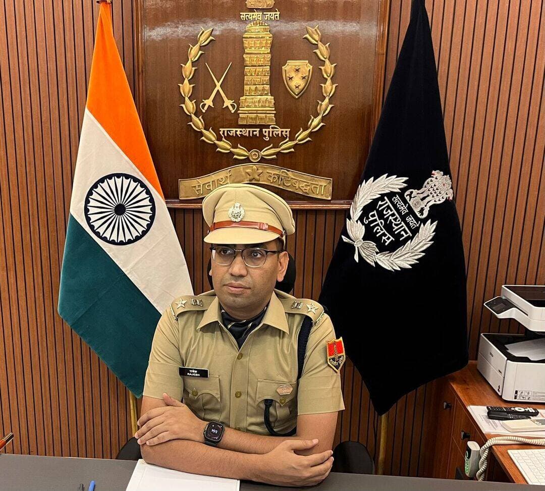 <nis:link nis:type=tag nis:id=सोशल_मीडिया_पोस्टों_पर_कार्रवाई.. nis:value=सोशल_मीडिया_पोस्टों_पर_कार्रवाई.. nis:enabled=true nis:link/>
भरतपुर। जिला पुलिस अधीक्षक राजेश कुमार मीना के निर्देशन में सोशल मीडिया पर माहौल खराब करने वाले असामाजिक तत्वों के खिलाफ एक महीने का विशेष अभियान चलाया गया। 20 जुलाई से 20 अगस्त तक चले इस अभियान के तहत पुलिस ने कार्रवाई करते हुए कुल 23 आरोपियों को गिरफ्तार किया है। नोडल अधिकारी व अतिरिक्त पुलिस अधीक्षक धर्मेंद्र कुमार यादव के सुपरविजन में सोशल मीडिया सैल ने एक्स, फेसबुक और इंस्टाग्राम जैसे प्लेटफॉर्म्स पर आपत्तिजनक पोस्टों की लगातार मॉनिटरिंग की। अभियान के दौरान पुलिस ने 30 सामाजिक सौहार्द बिगाड़ने वाली और 3 महिला व बच्चों से जुड़ी अनुचित पोस्टों को चिन्हित कर कानूनी कार्रवाई की। इस दौरान वैर और सदर बयाना थाने में मामले दर्ज कर 2 आरोपियों को पकड़ा गया, जबकि अपराधियों का महिमामंडन करने, हथियारों के साथ फोटो अपलोड करने, अफवाह फैलाने और अभद्र टिप्पणी करने वाले 21 अन्य असामाजिक तत्वों को बीएनएसएस की धारा 170 के तहत गिरफ्तार किया गया। कार्रवाई के बाद एसपी राजेश कुमार मीना ने आमजन, विशेषकर युवाओं से सोशल मीडिया का जिम्मेदारी से उपयोग करने की अपील की है। उन्होंने स्पष्ट किया कि भ्रामक खबर, हथियार प्रदर्शन या धार्मिक-सामाजिक वैमनस्य फैलाने वाली सामग्री पोस्ट करने वालों पर पुलिस की पैनी नजर है और ऐसा करने वालों पर सख्त कानूनी कार्रवाई की जाएगी।