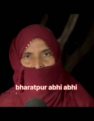 #भरतपुर। डीग जिले के बृज नगर थाना क्षेत्र के ढुंदावल गांव में देर रात दो बाइक सवार बदमाशों ने पशुओं का काम कर रही अबीदा नाम की महिला से गहने लूट लिए। महिला के शोर मचाने पर ग्रामीणों ने दोनों लुटेरों को पकड़ तो लिया, लेकिन कहासुनी के बाद उन्हें छोड़ दिया। इसके बाद बदमाश दोबारा गांव लौटे और अंधाधुंध फायरिंग कर दी, जिसमें छर्रे लगने से साहिब खान नाम का युवक गंभीर रूप से घायल हो गया। घायल को बृज नगर अस्पताल से भरतपुर के आरबीएम अस्पताल रेफर किया गया है। पीड़िता के पति अली मोहम्मद की शिकायत पर बृज नगर थाना पुलिस ने एफआईआर दर्ज कर आरोपियों की तलाश शुरू कर दी है।