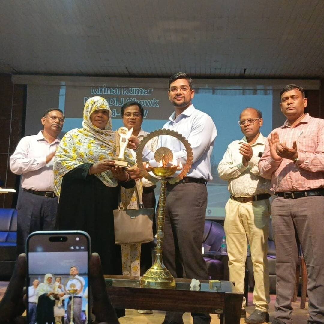 समाहरणालय पूर्णिया,
जनसंपर्क कार्यालय,
प्रेस विज्ञप्ति:- 1178,
दिनांक 21 अगस्त 2026,
==================
जिला पदाधिकारी, श्री अंशुल कुमार भा०प्र०से० के दिशा निर्देश एवं मार्गदर्शन में विद्युत कार्यालय पूर्णिया द्वारा प्रधानमंत्री सूर्य घर मुफ्त बिजली योजना के गहन प्रचार प्रसार एवं क्रियान्वयन को लेकर शुक्रवार को प्रेक्षागृह सह आर्ट गैलरी पूर्णिया में विशेष कैम्प का आयोजन किया गया।
इसी कड़ी में जिला पदाधिकारी महोदय द्वारा सोलर जागरूकता रथ को हरी झंडी दिखाकर रवाना किया गया ।
मौके पर उपस्थित मीडिया प्रतिनिधियों को संबोधित करते हुए कहा कि यह योजना बिजली उपभोक्ताओं के लिए बहुत अच्छी योजना है।
पीएम सूर्य घर मुफ्त बिजली योजना में पहले से ही 3 किलो वाट तक 78000 रूपये की सब्सिडी है। अब बिहार सरकार भी इसमें 20000 रूपए तक सब्सिडी दे रही है। साथ ही बैंक भी सस्ते दर पर लोन दे रही हैं। इससे लोगों को काफी राहत मिलेगी। वहीं इस कार्यशाला में ग्राम पंचायत के मुखिया, शहरी निकाय के वार्ड पार्षद भी मौजूद थे।
मौके पर मीडिया प्रतिनिधियों से रू०ब०रू होते हुए श्री अंशुल कुमार भा०प्र०से० जिला पदाधिकारी पूर्णिया, बिहार।