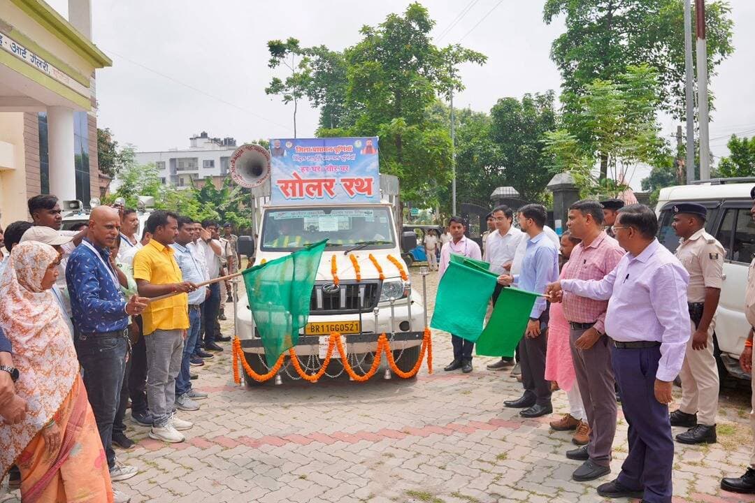 समाहरणालय पूर्णिया,
जनसंपर्क कार्यालय,
प्रेस विज्ञप्ति:-1177,
दिनांक:-21/08/2026,
==================
जिलाधिकारी पूर्णिया श्री अंशुल कुमार भा०प्र०से० के दिशा निर्देश एवं मार्गदर्शन में प्रधानमंत्री सूर्य घर मुफ्त बिजली योजना के दृष्टिगत आम नागरिकों में जागरूकता फैलाने के उदेश से शुक्रवार को प्रेक्षागृह सह आर्ट गैलरी पूर्णिया में विशेष कैम्प का आयोजन किया।
इस कैम्प में जिला के सभी पंचायतों के मुखिया,नगर निगम पूर्णिया के सभी वार्ड पार्षद तथा नगर पंचायत रूपौली, भवानीपुर, धमदाहा , मीरगंज, जानकीनगर, चंपानगर, बनमनखी , कसबा , बायसी एवं अमौर के सभी वार्ड सदस्य तथा माननीय प्रमुखों द्वारा भाग लिया गया।
सर्वप्रथम जिलाधिकारी महोदय एवं जनप्रतिनिधियों द्वारा संयुक्त रूप से मौके पर प्रेक्षागृह परिसर से सोलर जागरूकता रथ को हरी झंडी दिखाकर रवाना किया गया।
इसके बाद प्रेक्षा गृह परिसर में अस्थाई रूप से स्थापित सोलर पैनल जिसमें हाइब्रिड सोलर इनवर्टर के माध्यम से सीधे सूर्य की रोशनी से पंखा चल रहा पंखा का जिलाधिकारी महोदय द्वारा निरीक्षण एवं अवलोकन किया गया।
इसके बाद जिस पंचायत में अधिक सोलर स्थापित किया गया है। सम्बंधित मा०मुखिया श्रीमती आशा देवी पंचायत धरहरा, अजरा मुखिया पंचायत महराजपुर तथा नगर निगम वार्ड संख्या 13 के वार्ड पार्षद श्री श्रीलाल महतो तथा वार्ड संख्या 42 के वार्ड पार्षद श्रीमती उर्मिला देवी को जिलाधिकारी महोदय द्वारा सम्मानित किया गया ।
जिला पदाधिकारी महोदय द्वारा अपने संबोधन में सभी मा० जनप्रतिनिधिगण से अपील किया गया कि अपने अपने क्षेत्र में शत प्रतिशत आवासीय भवनों पर प्रधानमंत्री सूर्य घर मुफ्त बिजली योजना से आच्छादित किया जाए।
इसके बाद इस विशेष कैम्प में आए हुए जनप्रतिनिधियों का प्रधानमंत्री सूर्य घर मुफ्त बिजली योजना में आच्छादन हेतु आवेदन एवं निबंधन कराया गया।
बिहार सरकार द्वारा प्रधानमंत्री सूर्य घर मुफ्त बिजली योजना अंतर्गत प्रति किलोवाट 10000(दस हजार) तथा अधिकतम 20000 की सब्सिडी दी जा रही है। इस प्रकार केंद्रीय सरकार एवं राज्य सरकार द्वारा संयुक्त रूप से 1 किलोवाट के लिए 40000(चालीस हजार),2 किलोवाट के लिए 80000(अस्सी हजार) तथा 3 किलोवाट के लिए 98000 ( अन्ठानवे हजार)तक की सब्सिडी सोलर पैनल प्लांट अधिष्ठापन पर पहले आओ पहले पाओ के आधार पर दी जा रही है।
उक्त विशेष शिविर में प्रधानमंत्री सूर्य घर मुफ़्त बिजली योजना के तहत घरेलू श्रेणी में रूफटॉप सोलर अधिष्ठापन हेतु कुल 61 आवेदन आए तथा उनका निबंधन कराया गया।